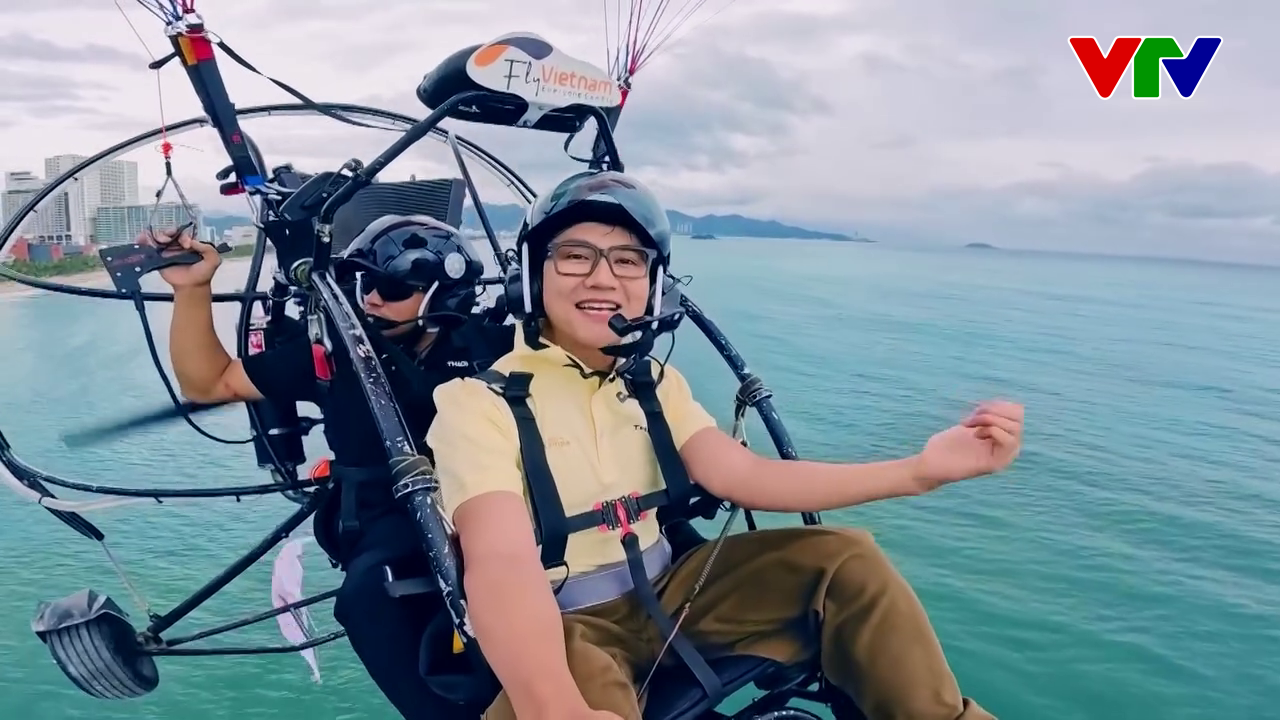 MC Công Tố lần đầu trải nghiệm vừa bay dù lượn vừa dẫn chương trình.