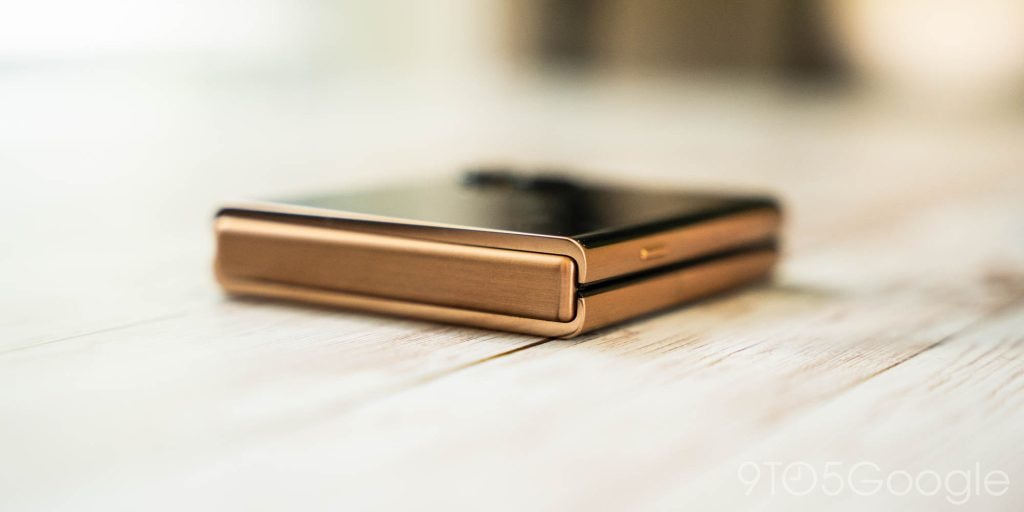 Cận cảnh bản lề và màn hình trong của Motorola Razr Ultra.