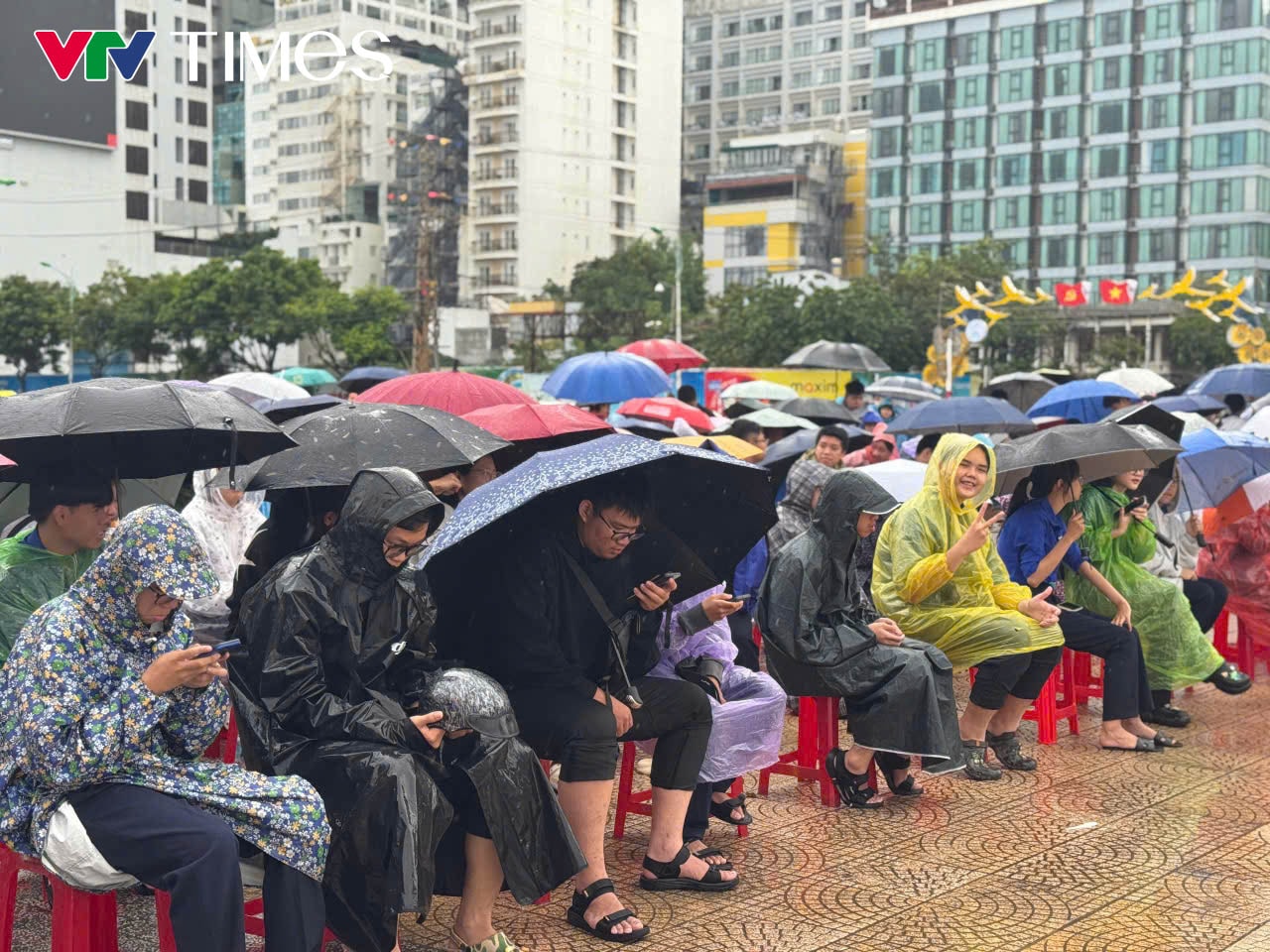 Điểm cầu Khánh Hòa: Hàng ngàn học sinh đội mưa cổ vũ Chung kết Olympia 2025 - Ảnh 2.