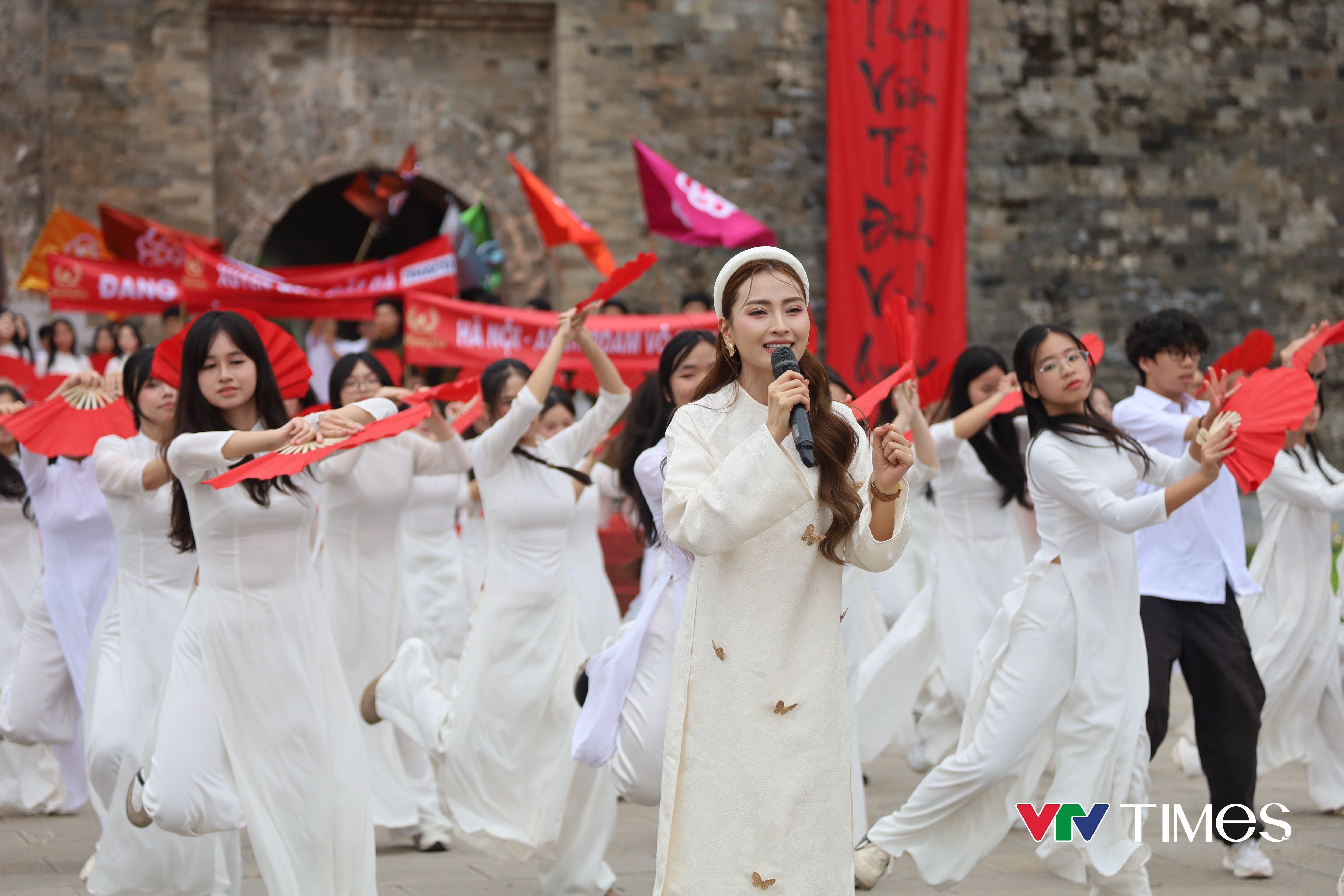 MC Huyền Trang tại buổi tổng duyệt điểm cầu Hà Nội.