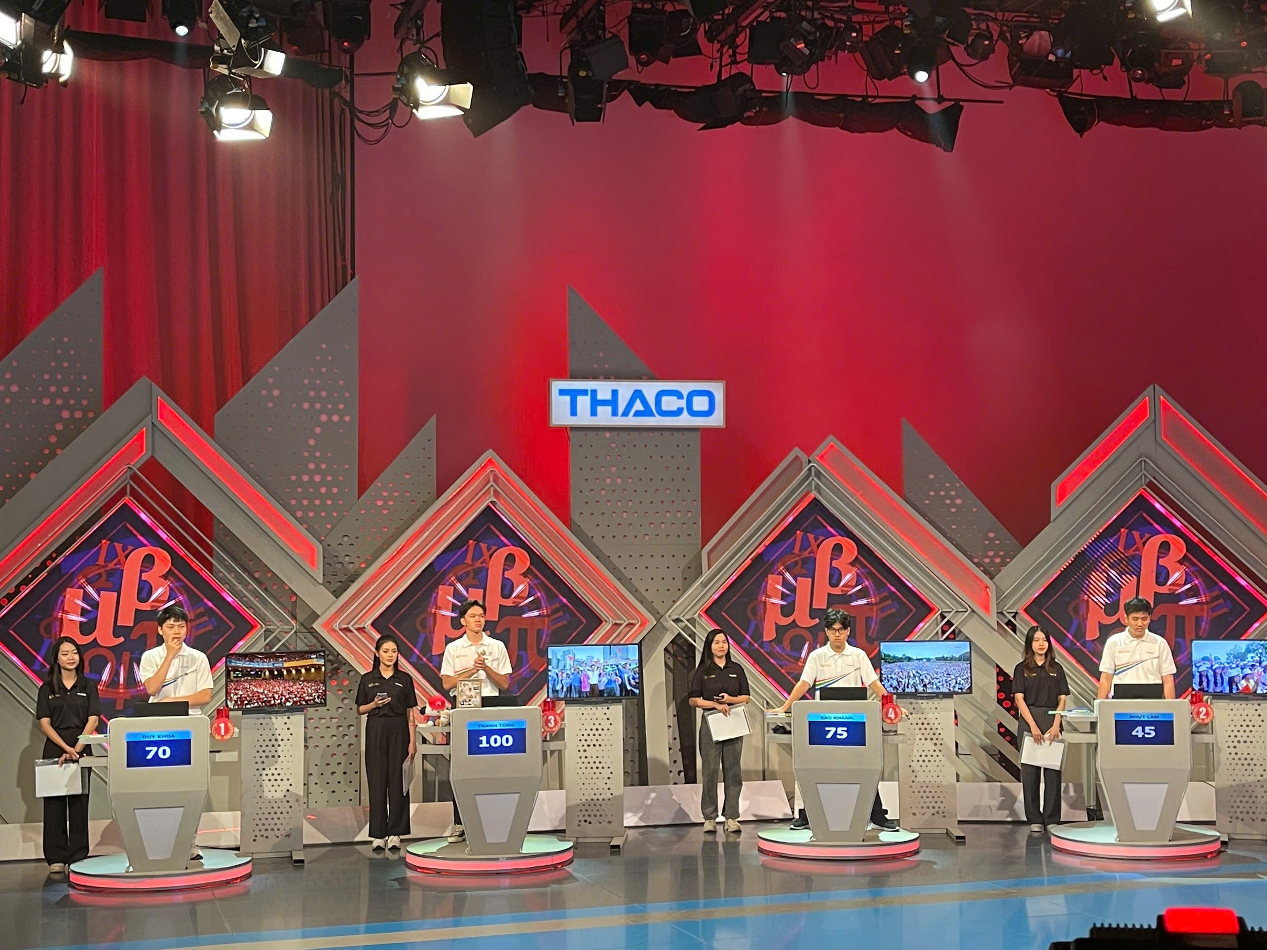 Thanh Tùng (thứ hai từ trái sang) cùng các thí sinh trong phần thi Vượt chướng ngại vật tại Chung kết Đường lên đỉnh Olympia năm thứ 25.