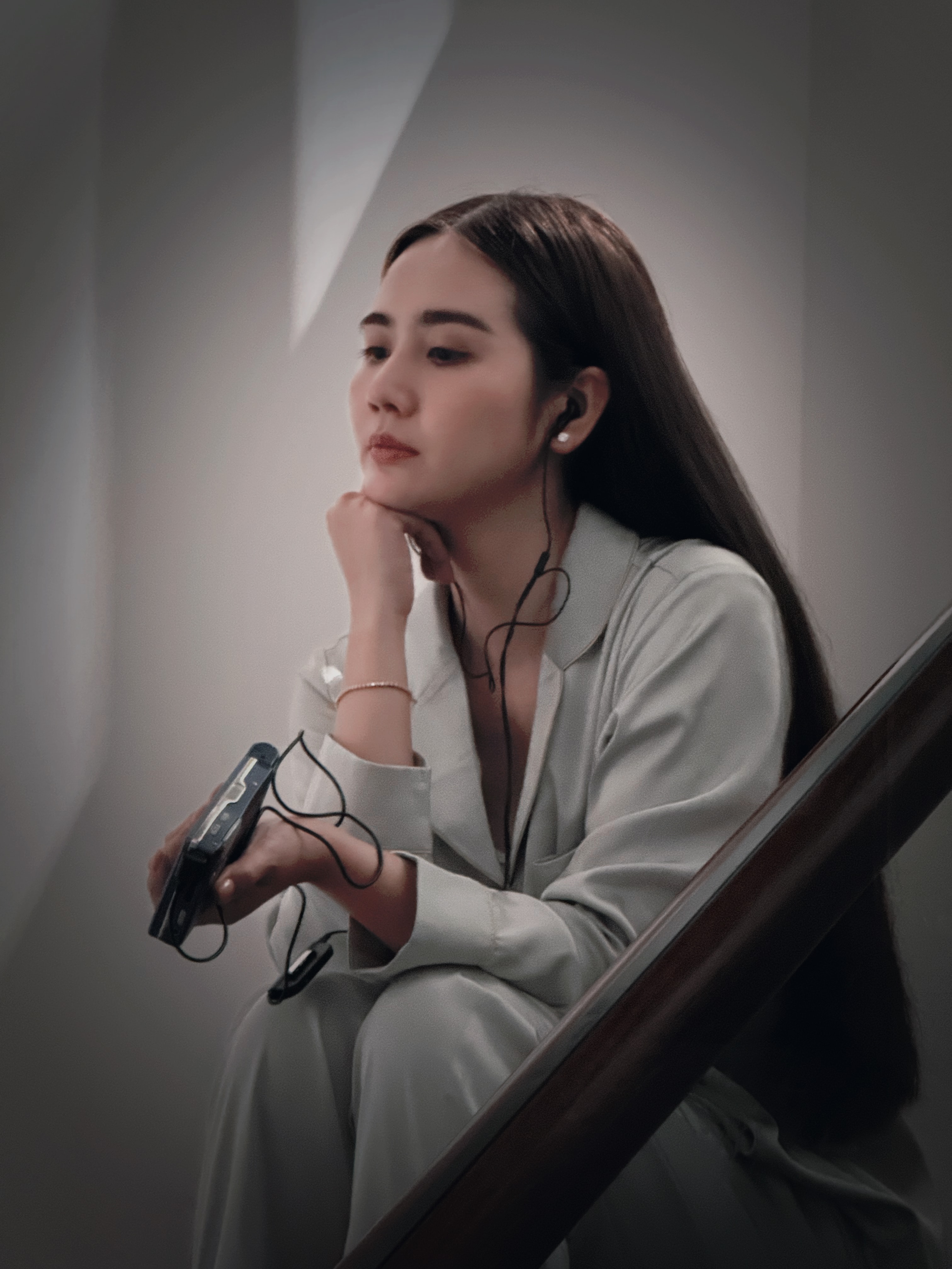 Huyền Lizzie trong vai Ngân, một người phụ nữ hiện đại nhưng đầy nội tâm.