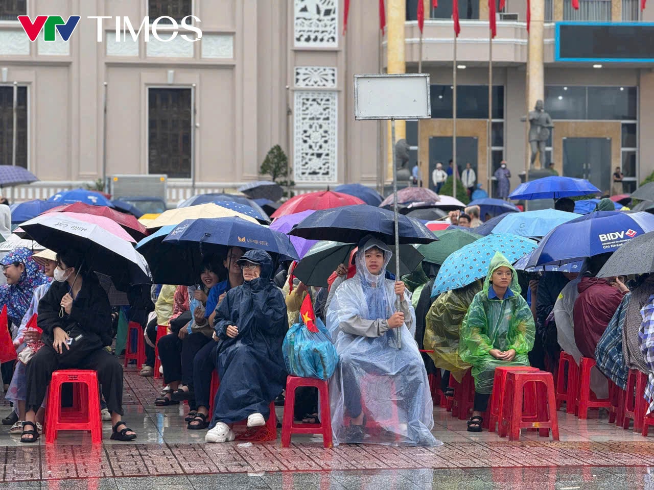 Điểm cầu Khánh Hòa: Hàng ngàn học sinh đội mưa cổ vũ Chung kết Olympia 2025 - Ảnh 4.