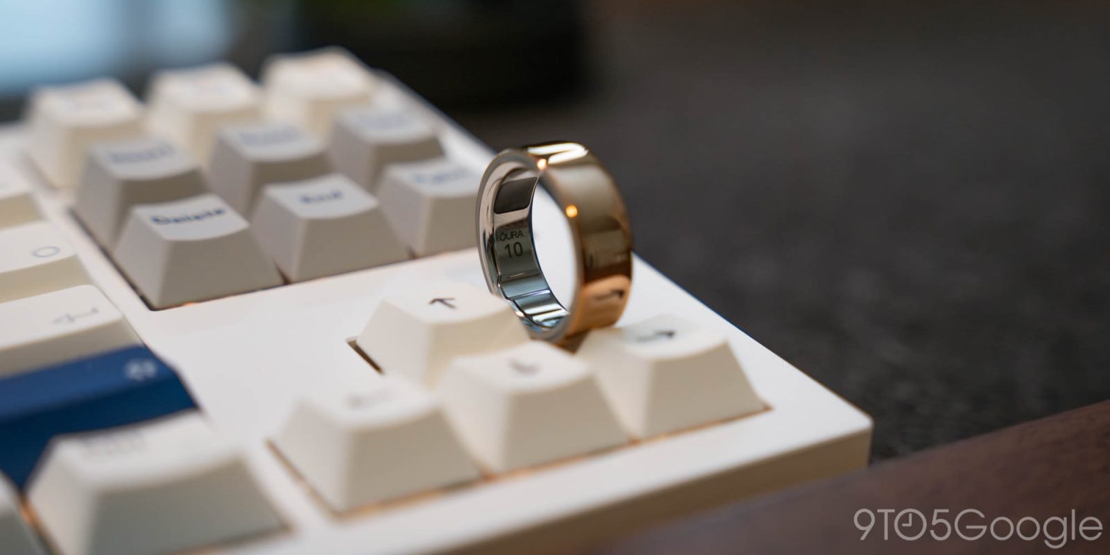 Cận cảnh nhẫn thông minh Oura Ring 4 phiên bản Rose Gold trên tay người dùng.