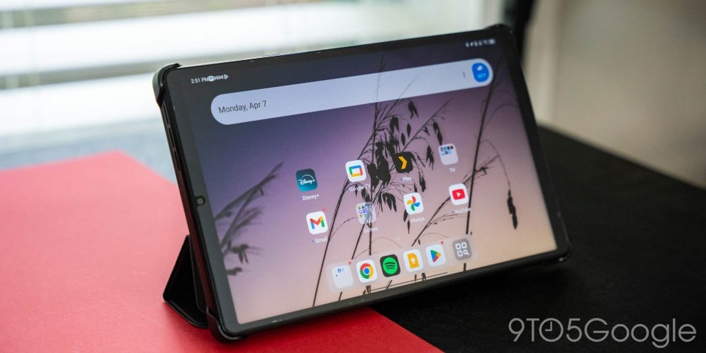 Bao da đi kèm có thể dùng làm chân đế cho Lenovo Legion Tab.