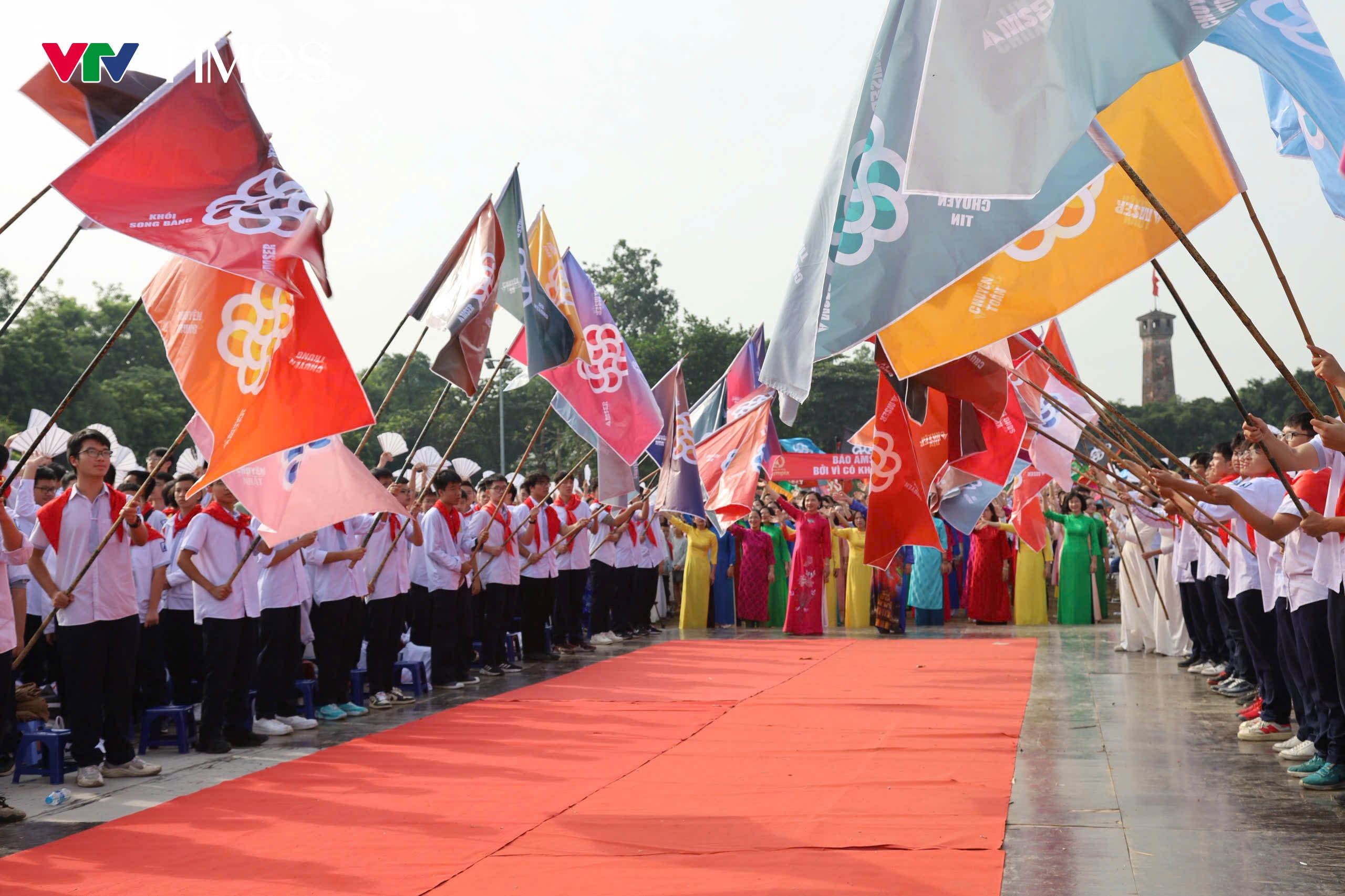 Điểm cầu Hà Nội ăn mừng chiến thắng của nhà vô địch Olympia năm thứ 25 - Ảnh 3.