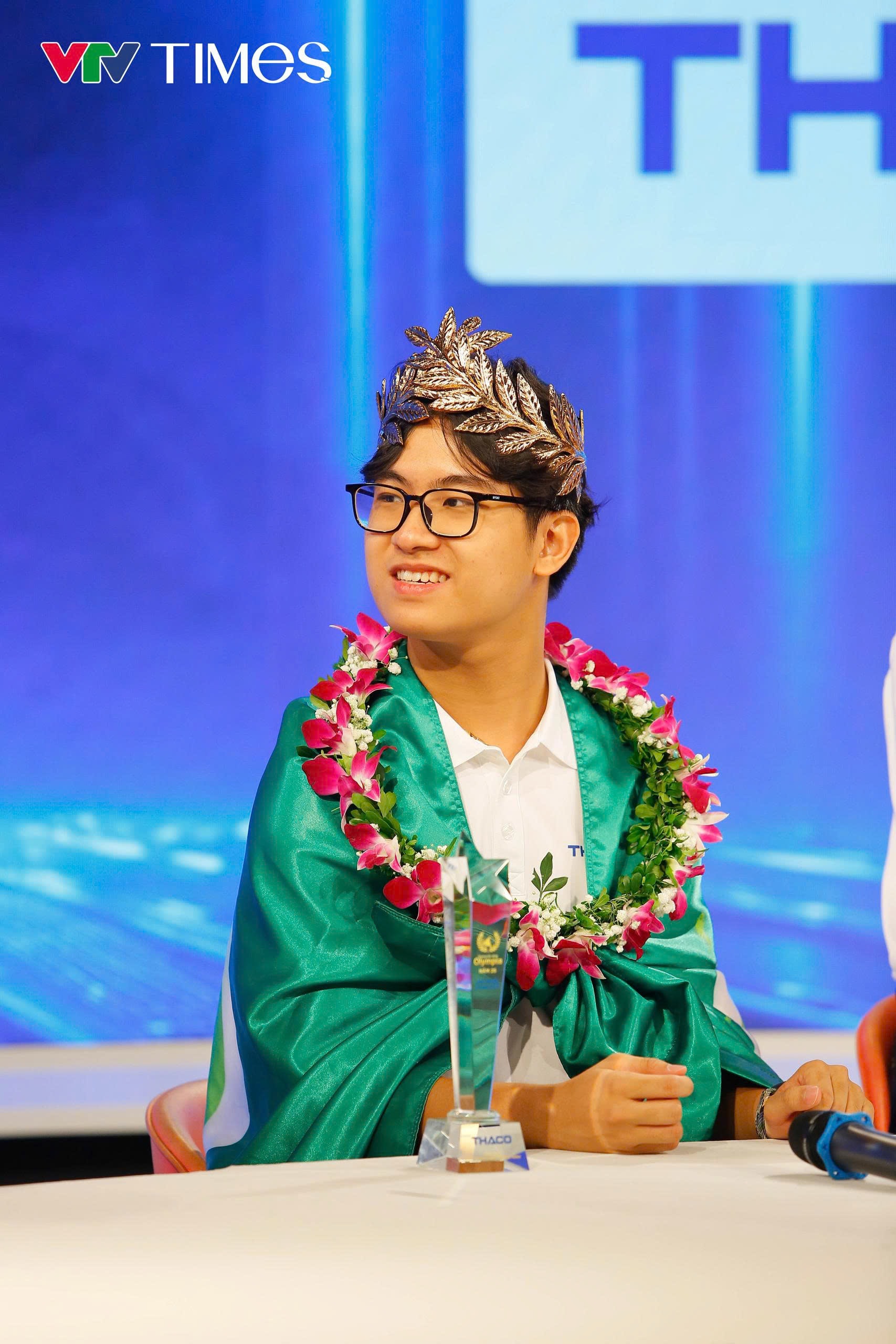 Trần Bùi Bảo Khánh ăn mừng chiến thắng tại chung kết Đường lên đỉnh Olympia năm thứ 25.