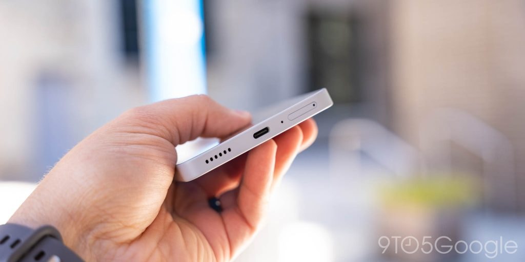 Cụm camera lớn trên Nothing Phone (3a) Pro ảnh hưởng đến công thái học.