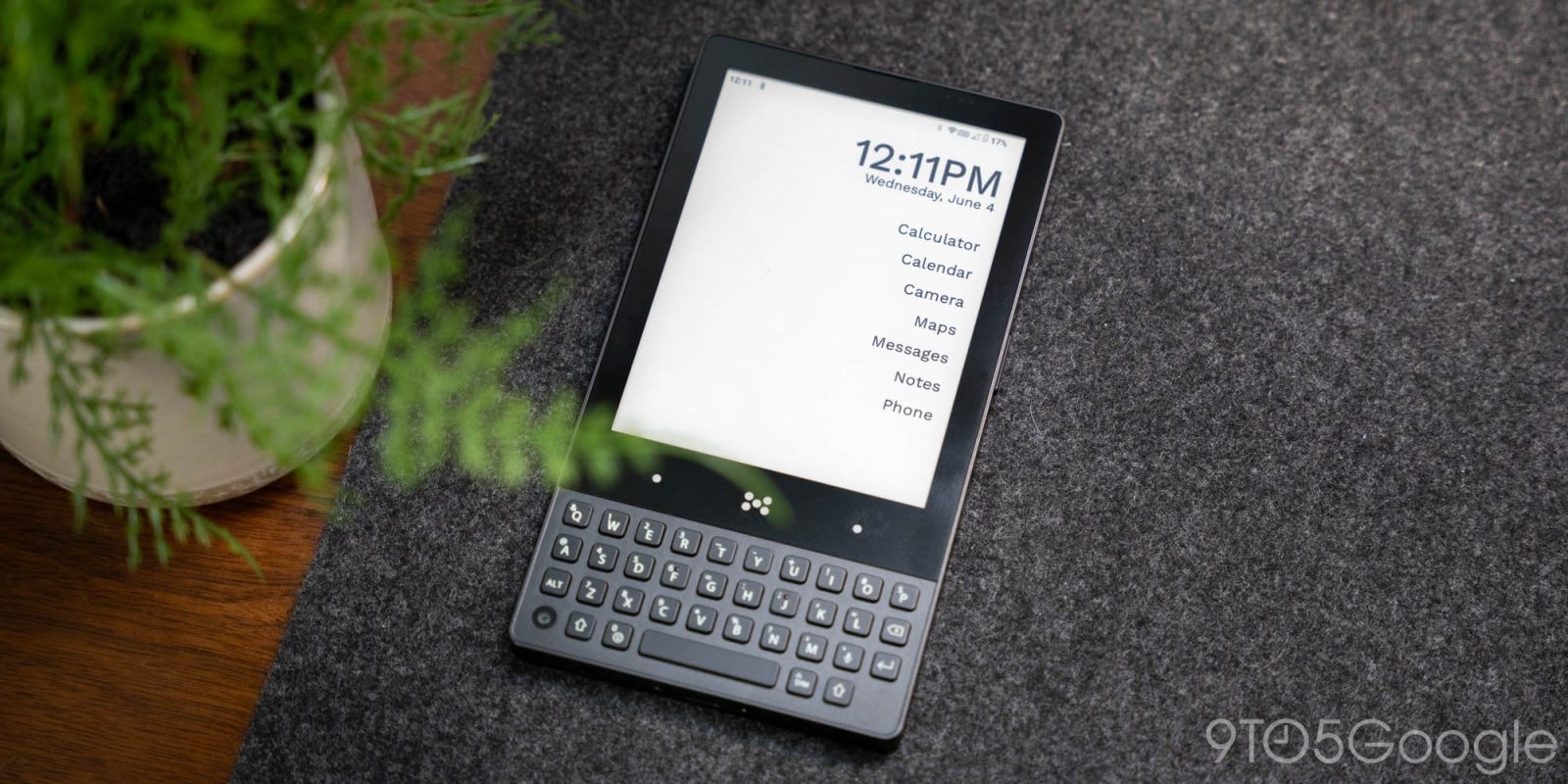 Minimal Phone với màn hình e-paper hiển thị giao diện tối giản và bàn phím QWERTY vật lý.