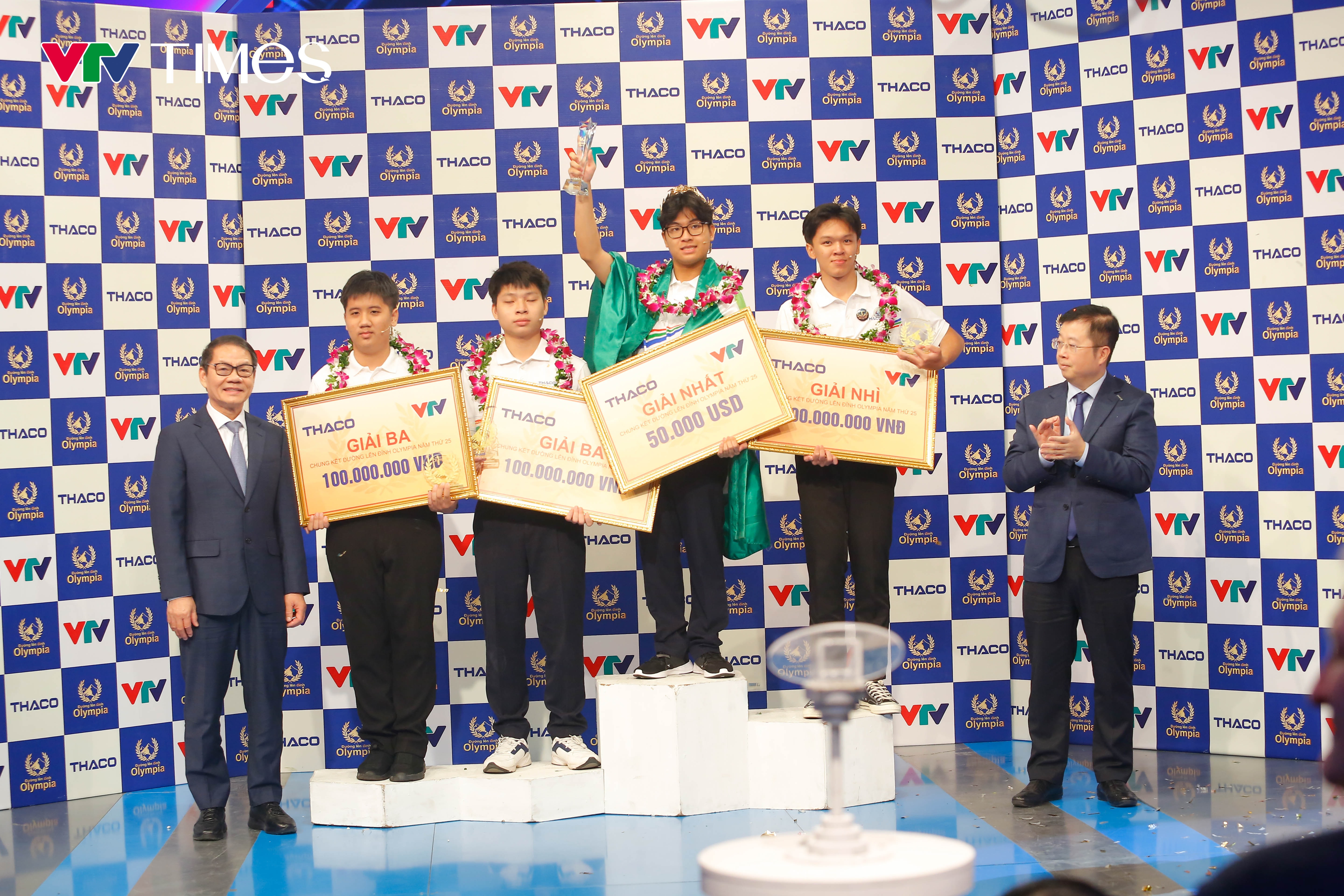 Niềm vui của các thí sinh và người hâm mộ sau trận chung kết.