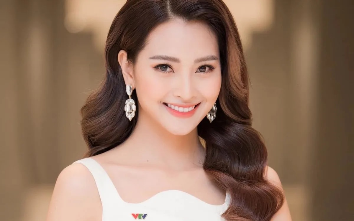 MC Huyền Trang trong buổi tổng duyệt tại điểm cầu Hà Nội.