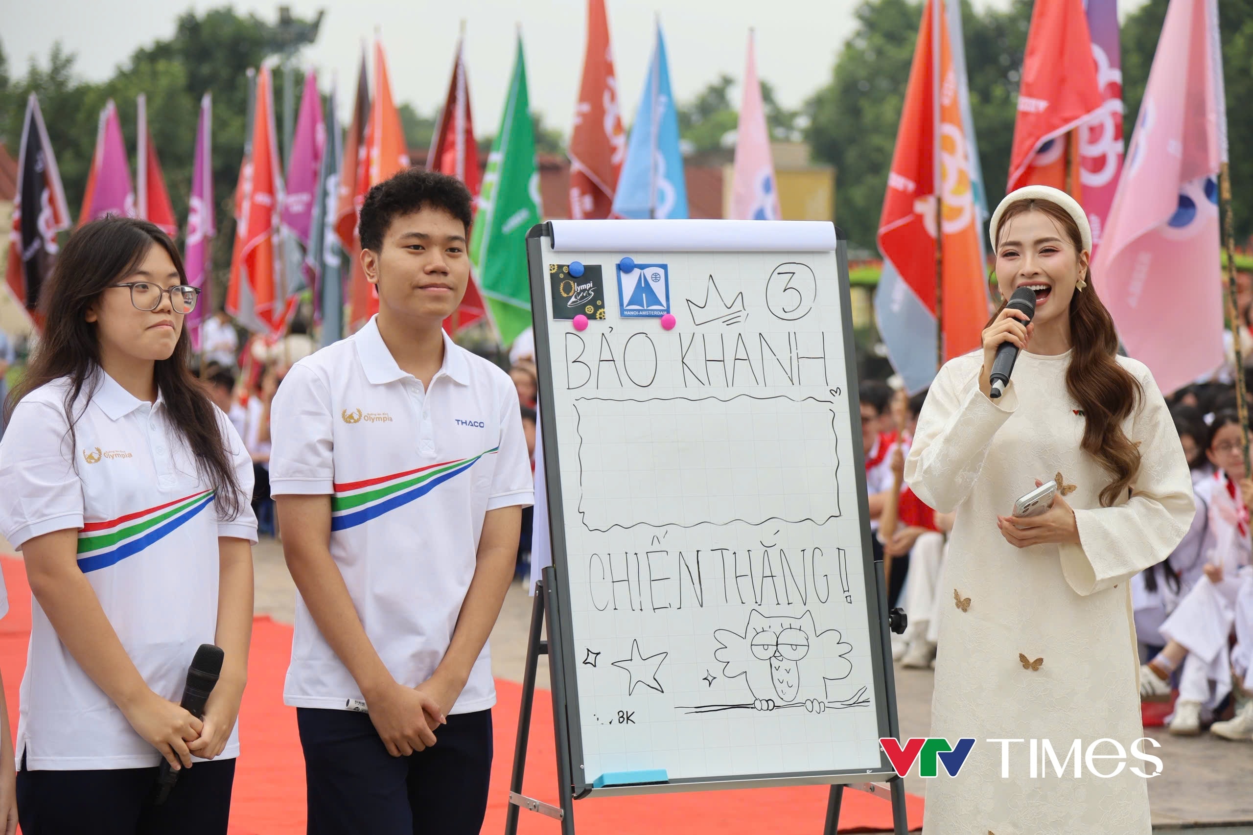 MC Huyền Trang (Mù Tạt) trong buổi tổng duyệt tại điểm cầu Hà Nội.