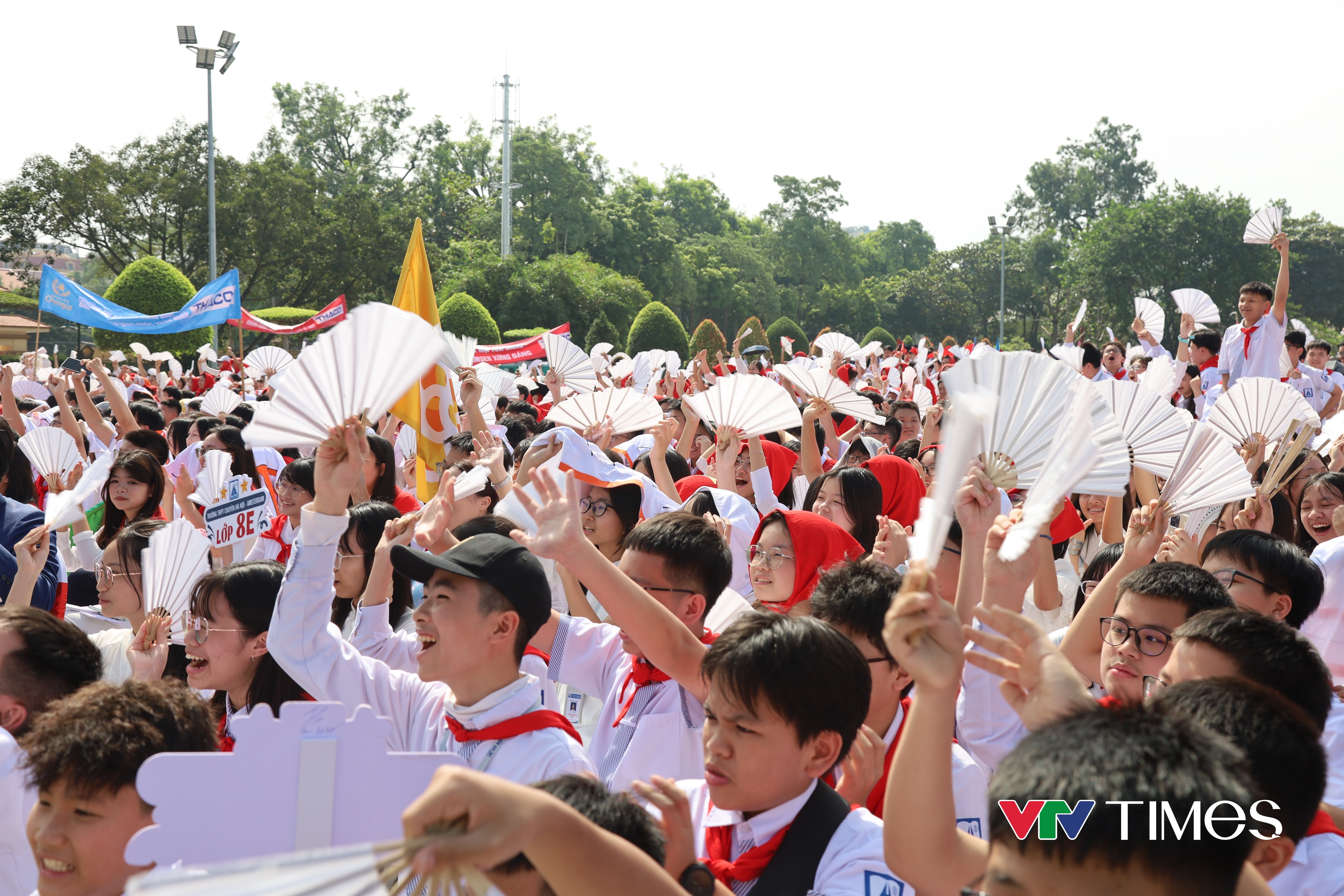 Đông đảo các bạn học sinh tới cổ vũ cho Bảo Khánh.