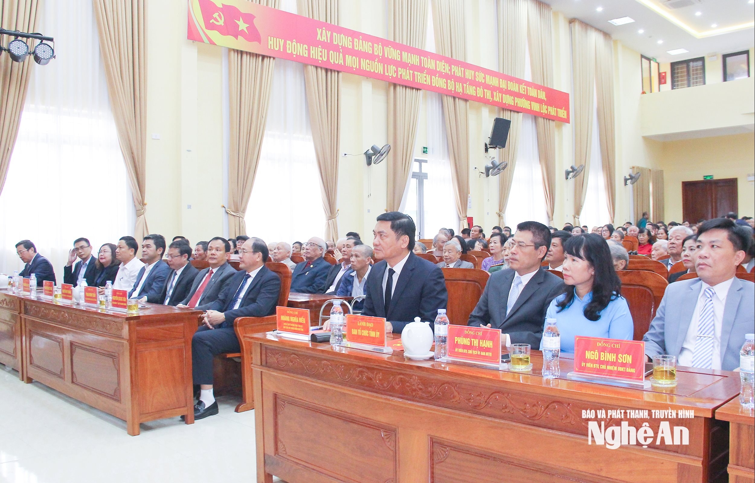  Các đồng chí lãnh đạo tỉnh tham dự Lễ