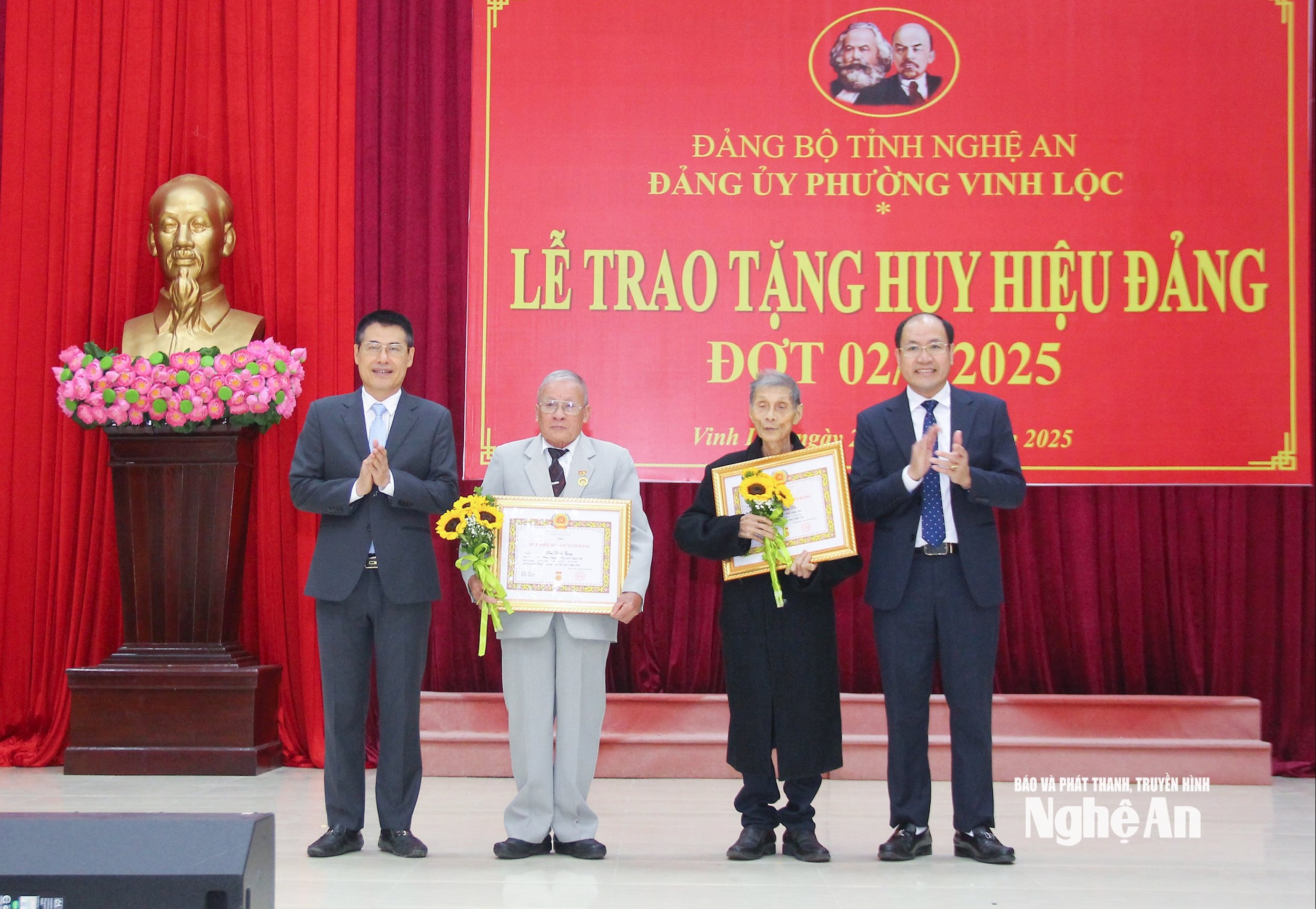  Lãnh đạo Ban Tổ chức Tỉnh uỷ và Đảng uỷ phường Vinh Lộc