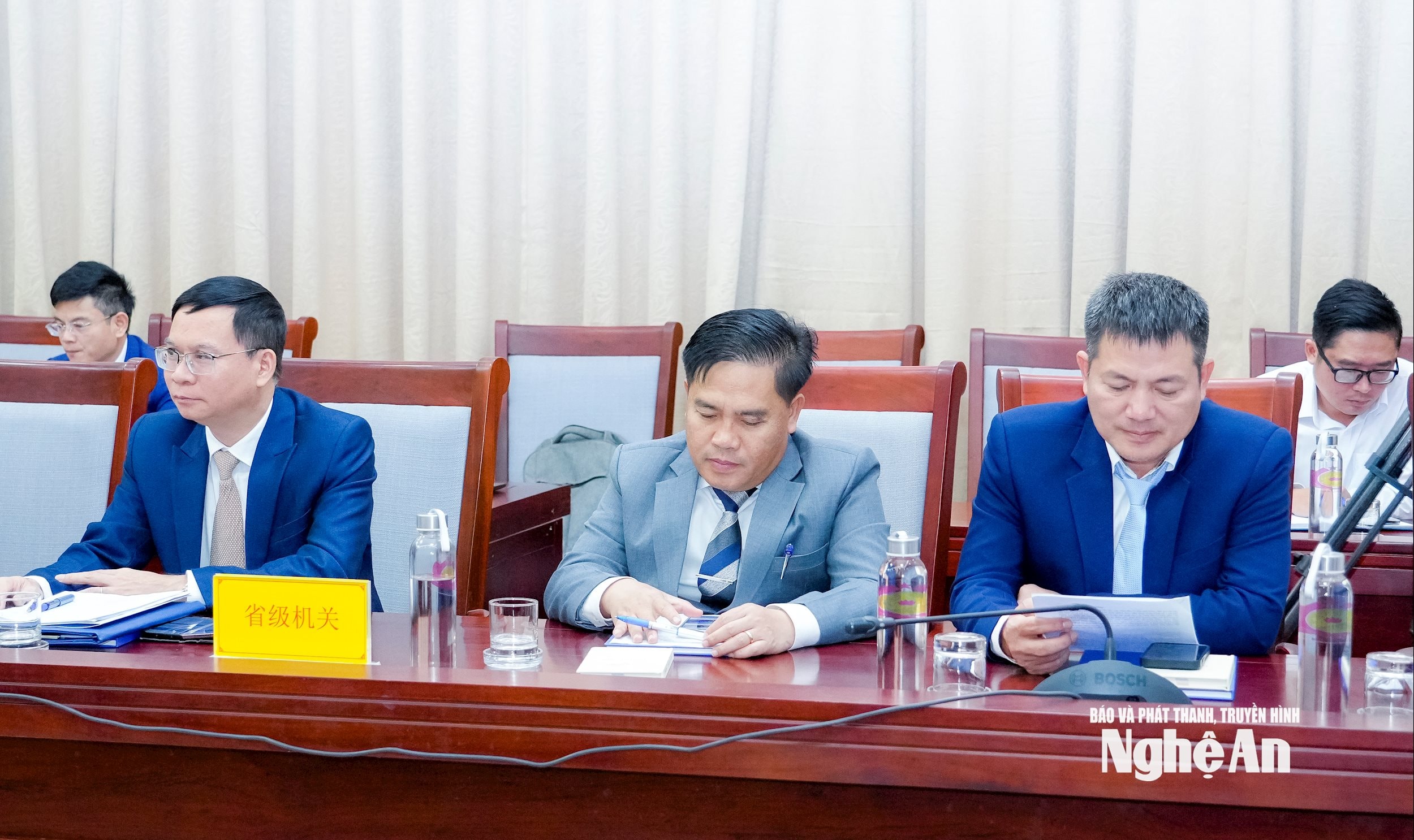 Lãnh đạo các sở, ban, ngành cùng dự buổi làm việc. Ảnh: Phạm Bằng
