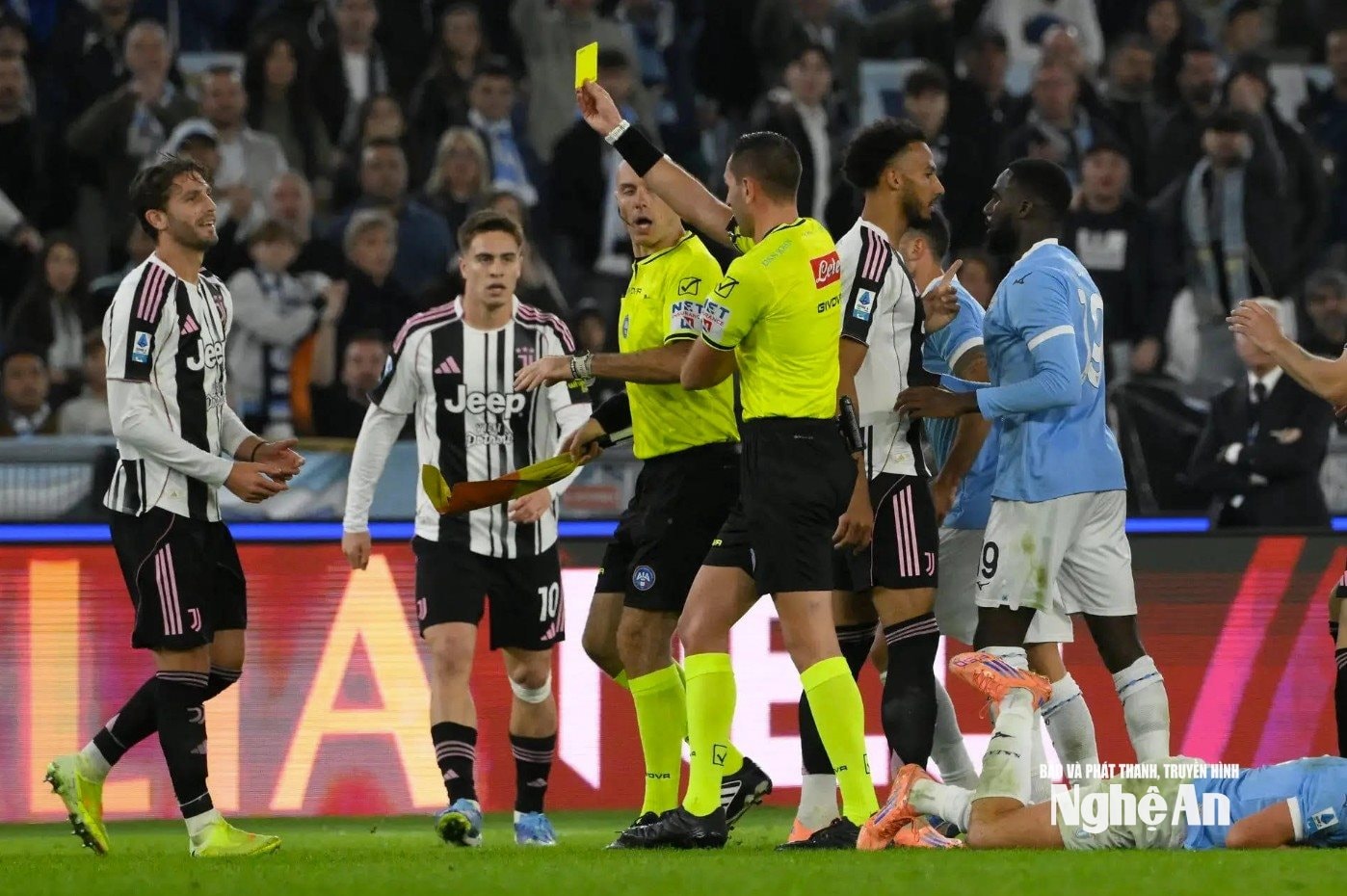 Juventus (áo sọc đen trắng) vựa bị Lazio đánh bại với tỉ số 1 - 0. Ảnh Lega Serie A.