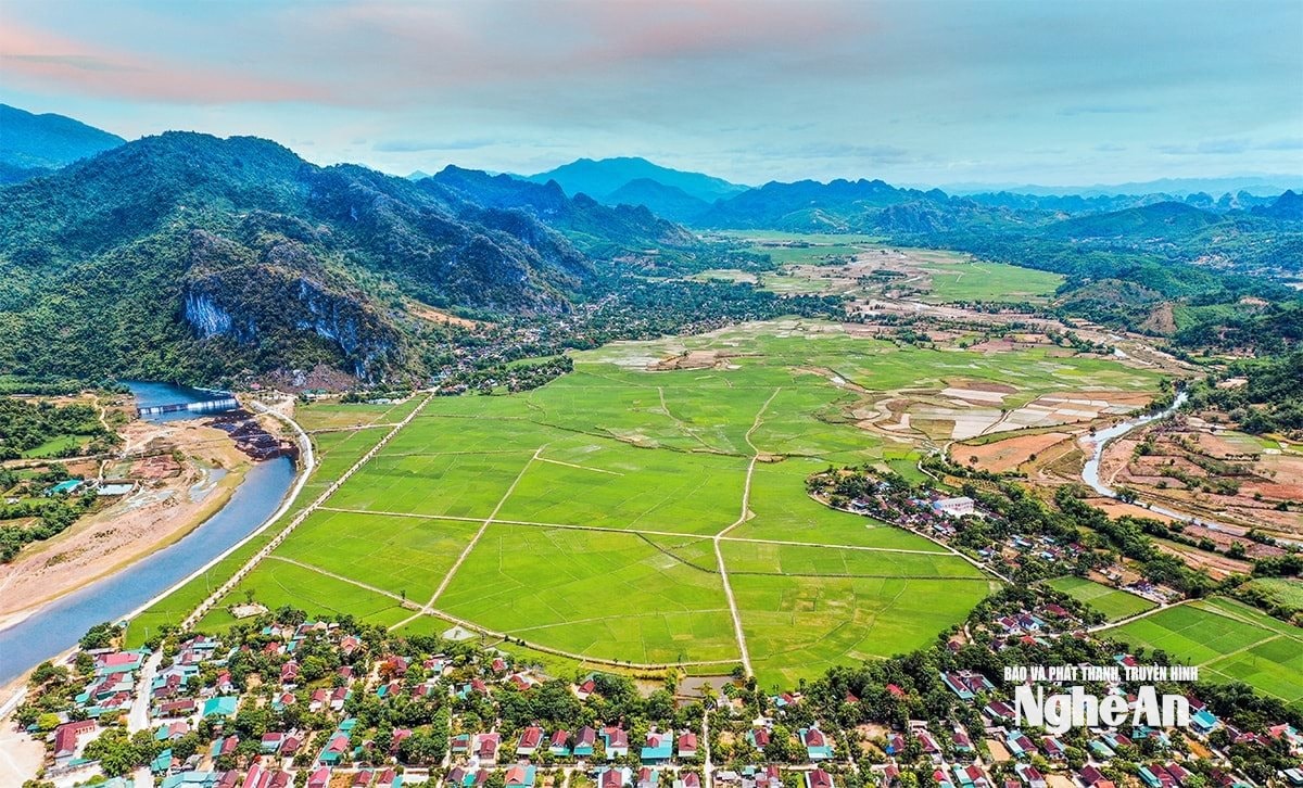 Một góc cánh đồng Môn Sơn và thắng cảnh Đập Phà Lài. Ảnh tư liệu Thành Cường