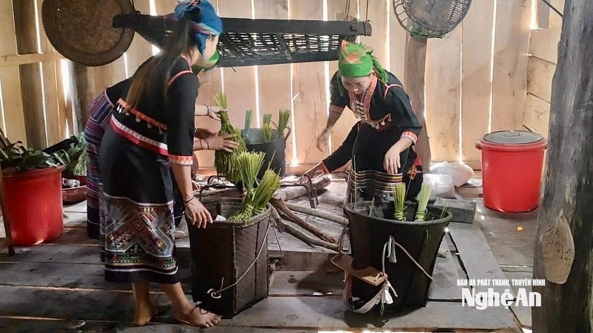 Người dân xã Yên Na chuẩn bị lễ mừng 'lúa mới'.