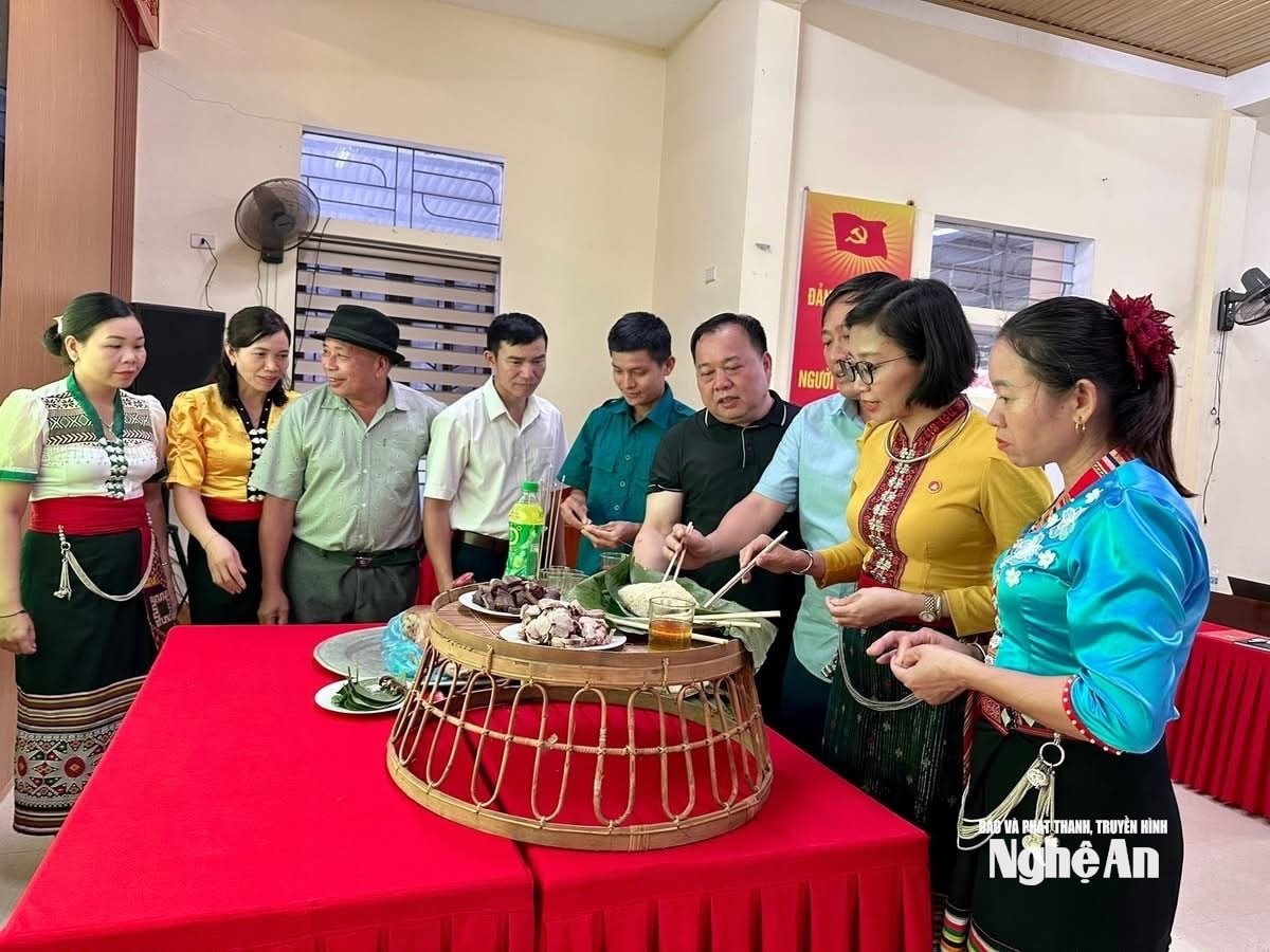 Sau khi các thôn, bản và hộ gia đình làm lễ mừng 'lúa mới, cơm mới' thì chính quyền xã làm lễ 'cơm mới' cầu cho mùa màng bội thu.