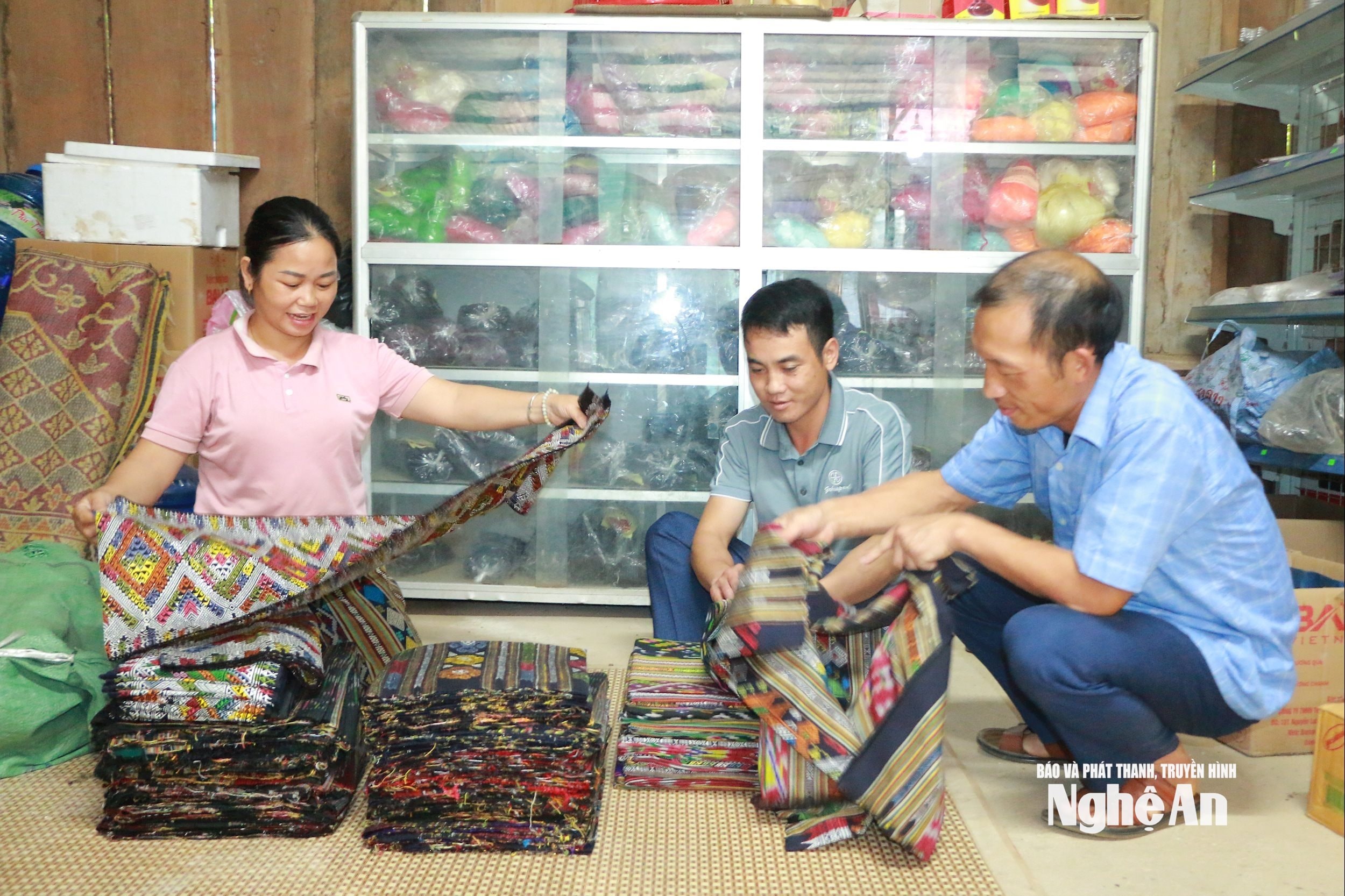 Thổ cẩm ở Na Loi làm ra có đầu mối thu mua tại chỗ không lo về đầu ra.