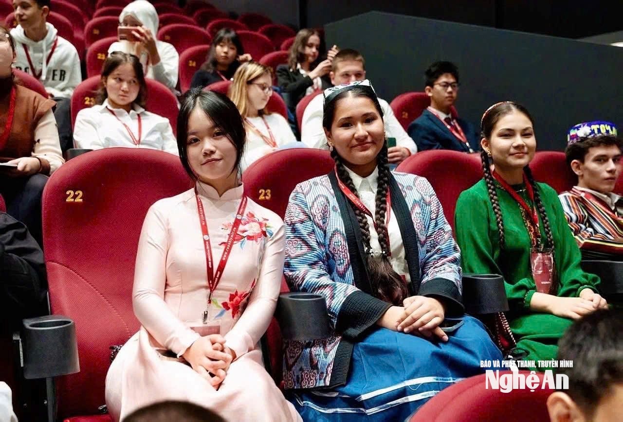 Trần Thị Khánh Trang và các thí sinh cùng tham dự cuộc thi. Ảnh - NTCC