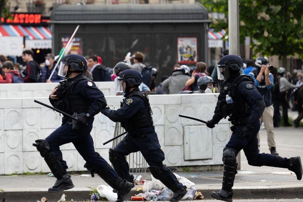 cảnh sát pháp trấn áp