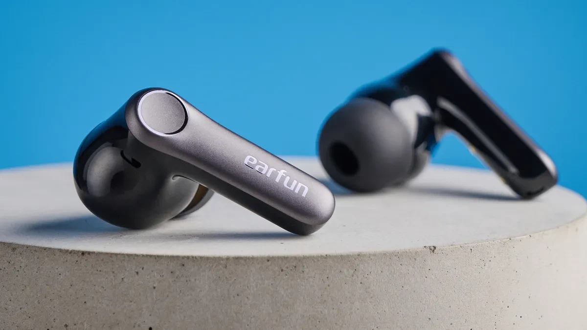 Tai nghe EarFun Air Pro 4+ và hộp sạc màu trắng