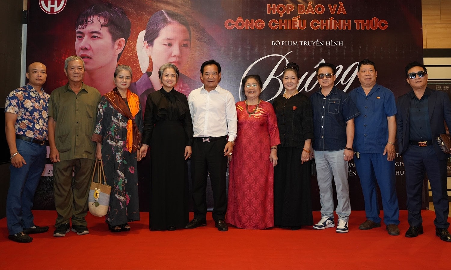 Các nghệ sĩ tại buổi ra mắt phim Buông.
