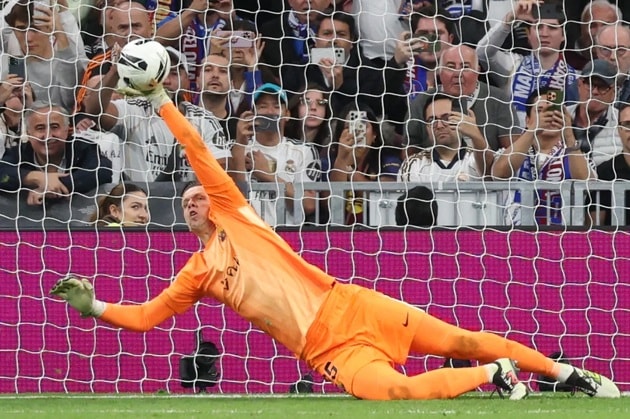 Cú đổ người đẳng cấp của Szczesny.