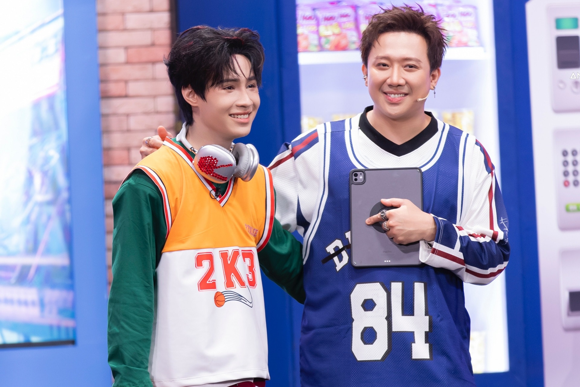 Ngô Kiến Huy và Ryn Lee trên sân khấu, hai nghệ sĩ có thứ hạng cao gây tranh cãi trong chương trình.