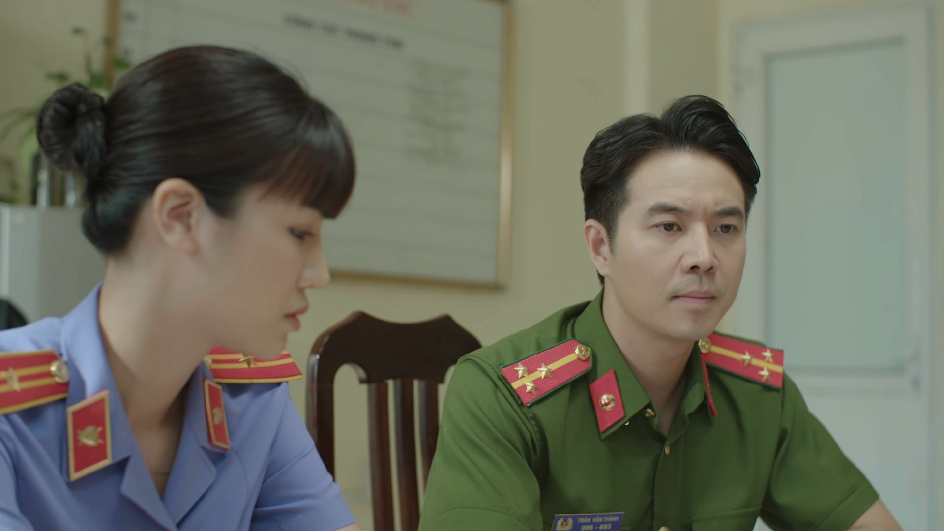 Lằn ranh: Thoát khỏi khuôn mẫu mặc định của dòng phim chính luận - Ảnh 9.