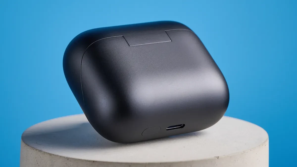 Cận cảnh tai nghe EarFun Air Pro 4+ với các đầu mút tai đi kèm