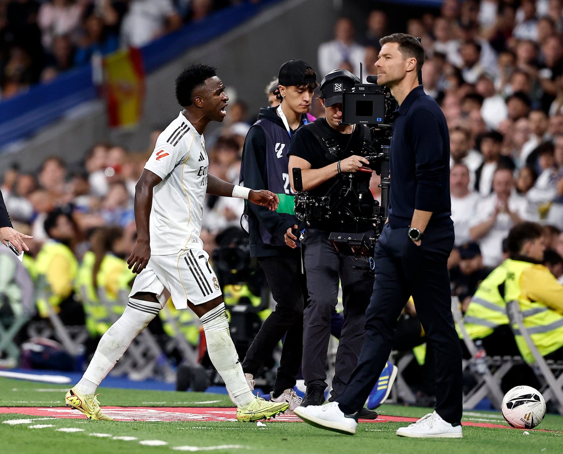 皇家马德里2-1 巴塞罗那：维尼修斯在第72 分钟失去冷静。