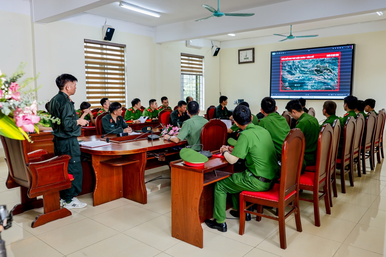 Cuộc họp bàn kế hoạch tác chiến của ban chuyên án.