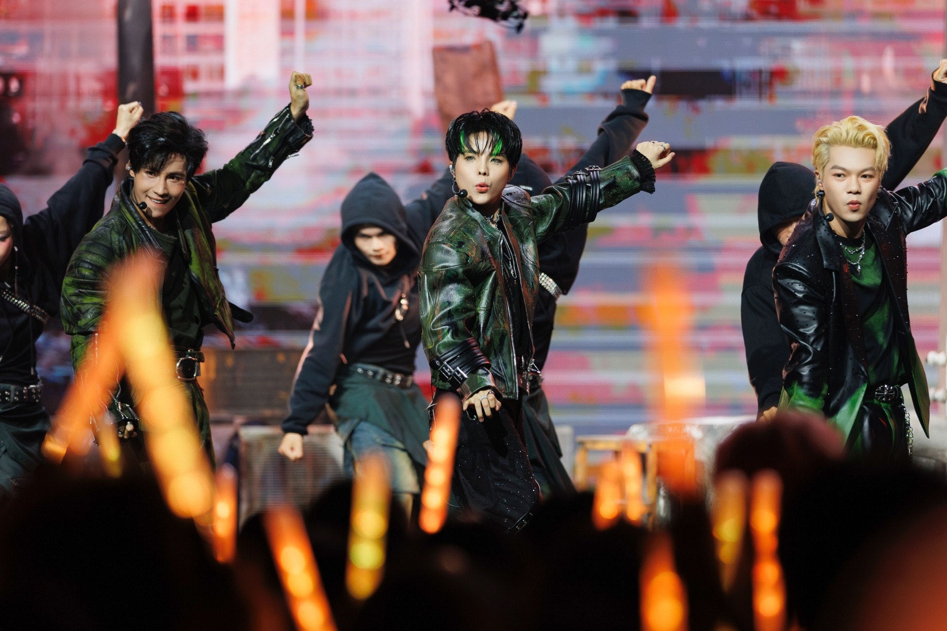 Ryn Lee và Ngô Kiến Huy trong một màn trình diễn tại live stage 2 của chương trình Anh trai say hi.