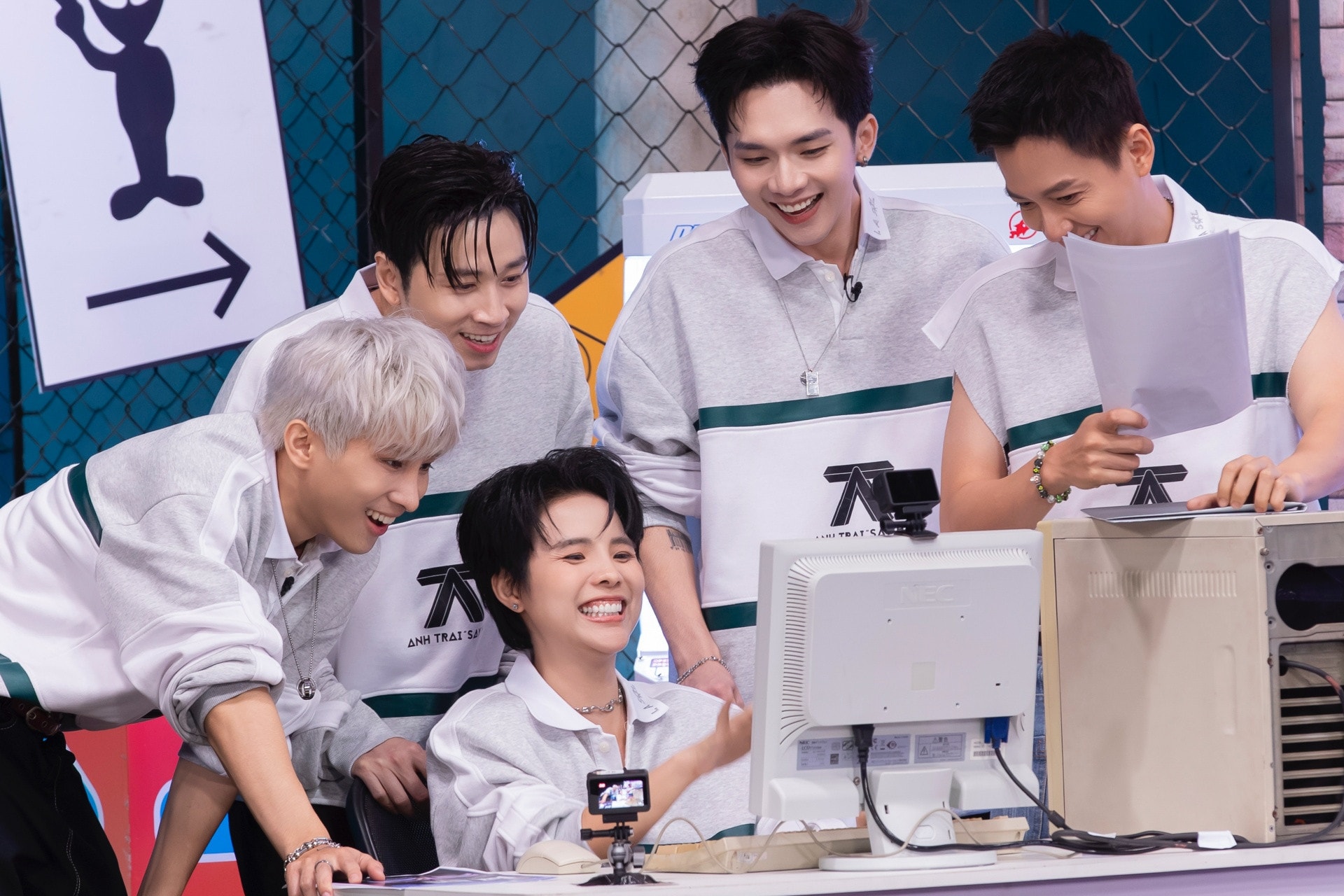 Các nghệ sĩ tham gia thử thách vận động trong tập 6 của chương trình Anh trai say hi.