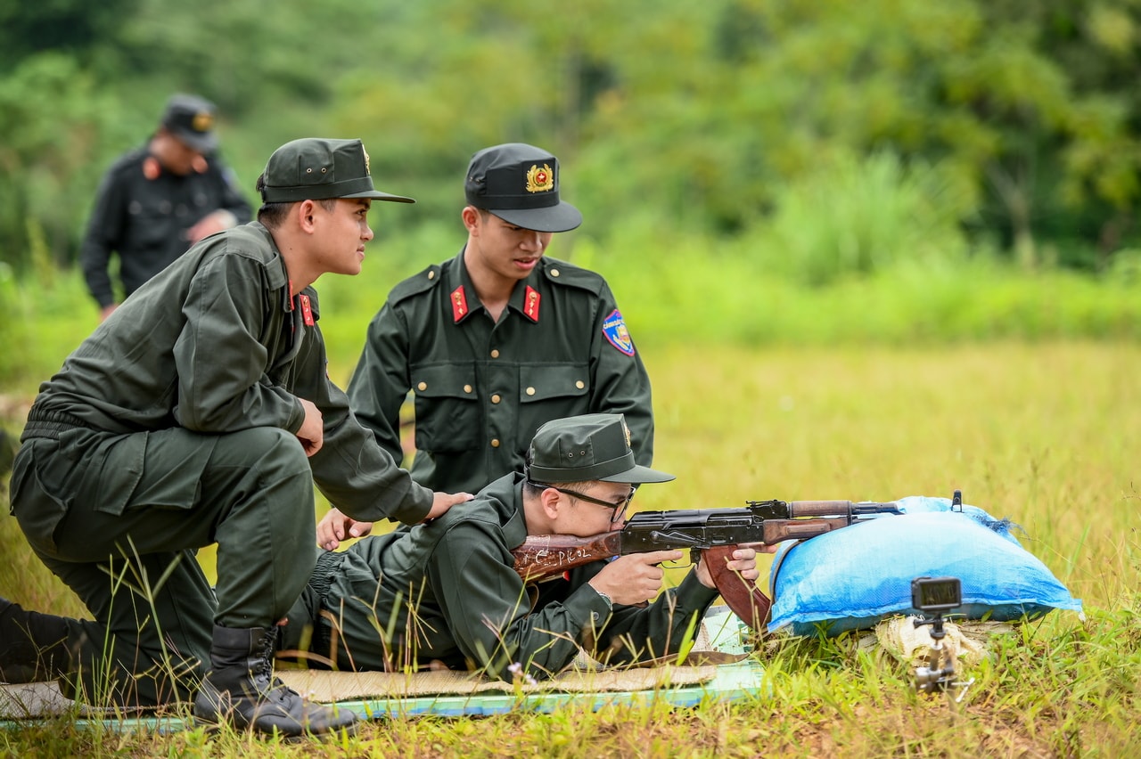 Các chiến sĩ tham gia bài huấn luyện bắn đạn thật với súng AK-47.