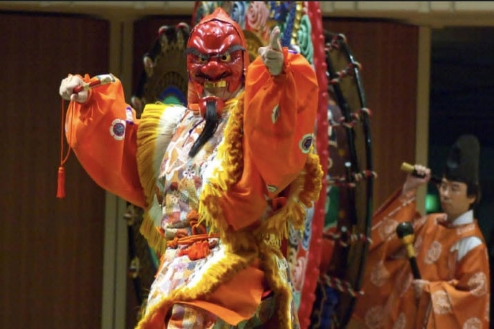 Một tác phẩm nghệ thuật đương đại được trưng bày.