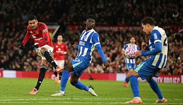 Vắng Casemiro, tuyến giữa MU xuất hiện nhiều vấn đề.