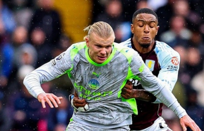 Haaland ở trận đấu với Aston Villa.