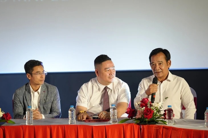 Từ phải qua: nghệ sĩ Quang Tèo, nhà sản xuất Quang Hưng, đạo diễn Mai Long tại buổi ra mắt phim.