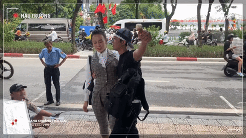 Hai diễn viên ở hậu trường.