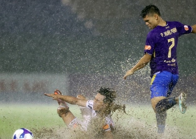 Mưa lớn xuất hiện ở trận Becamex TP HCM gặp Hà Nội.