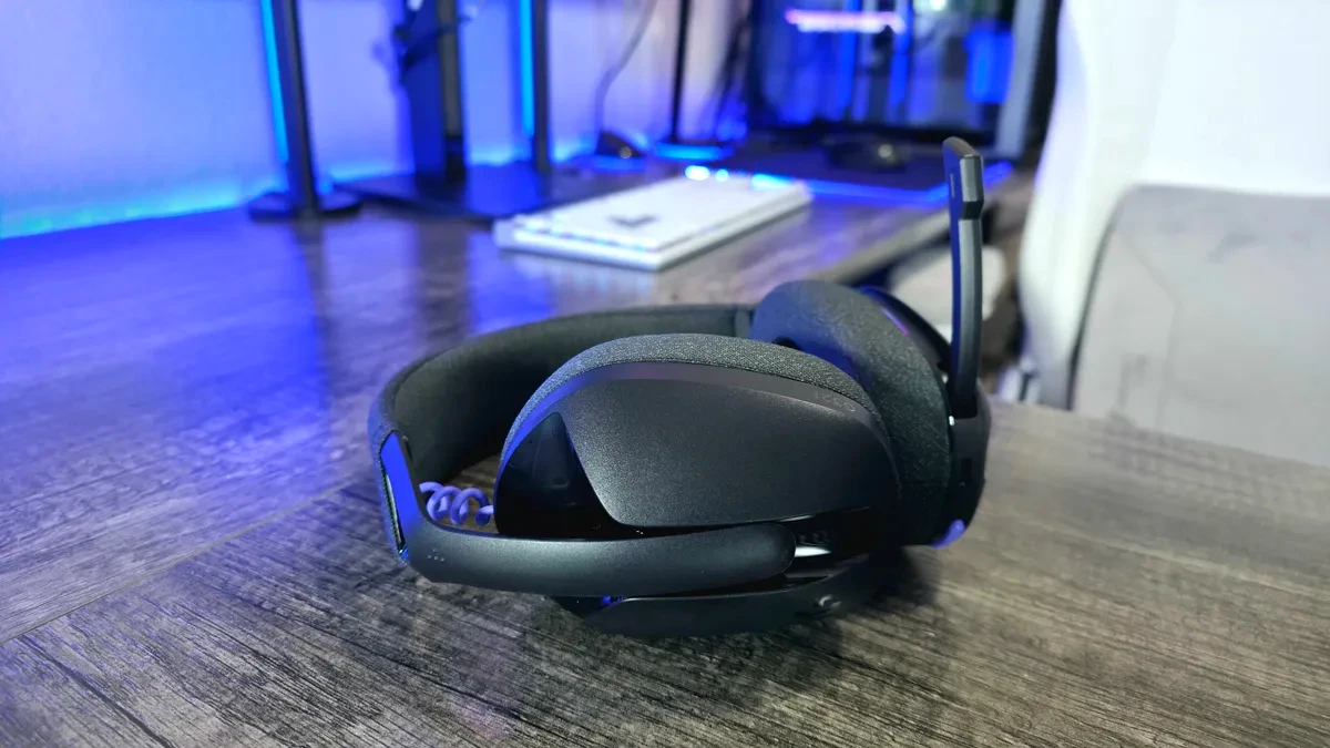 Cận cảnh các nút điều khiển và cổng sạc trên tai nghe Logitech G321 LIGHTSPEED