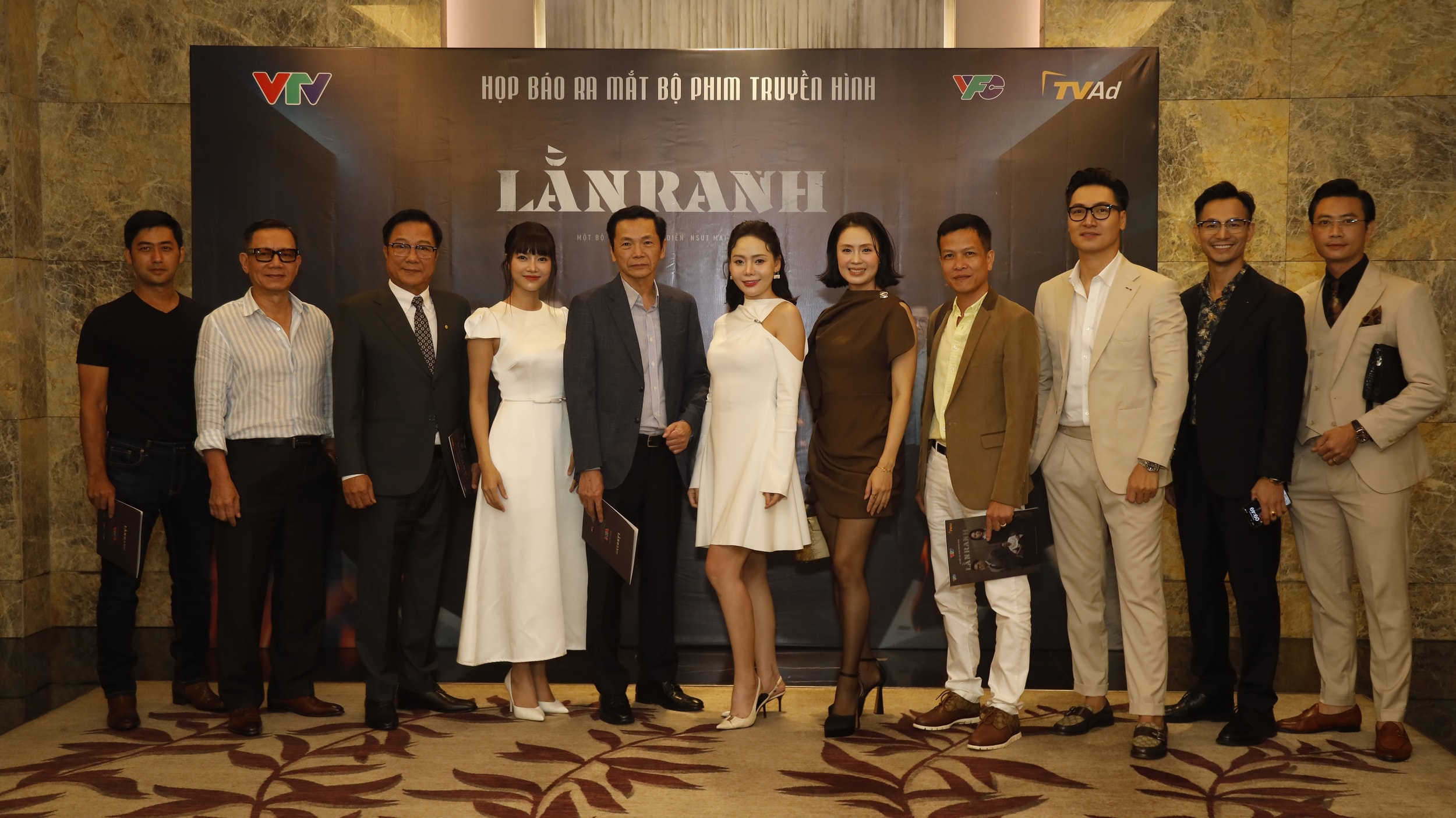 Lằn ranh: Thoát khỏi khuôn mẫu mặc định của dòng phim chính luận - Ảnh 1.