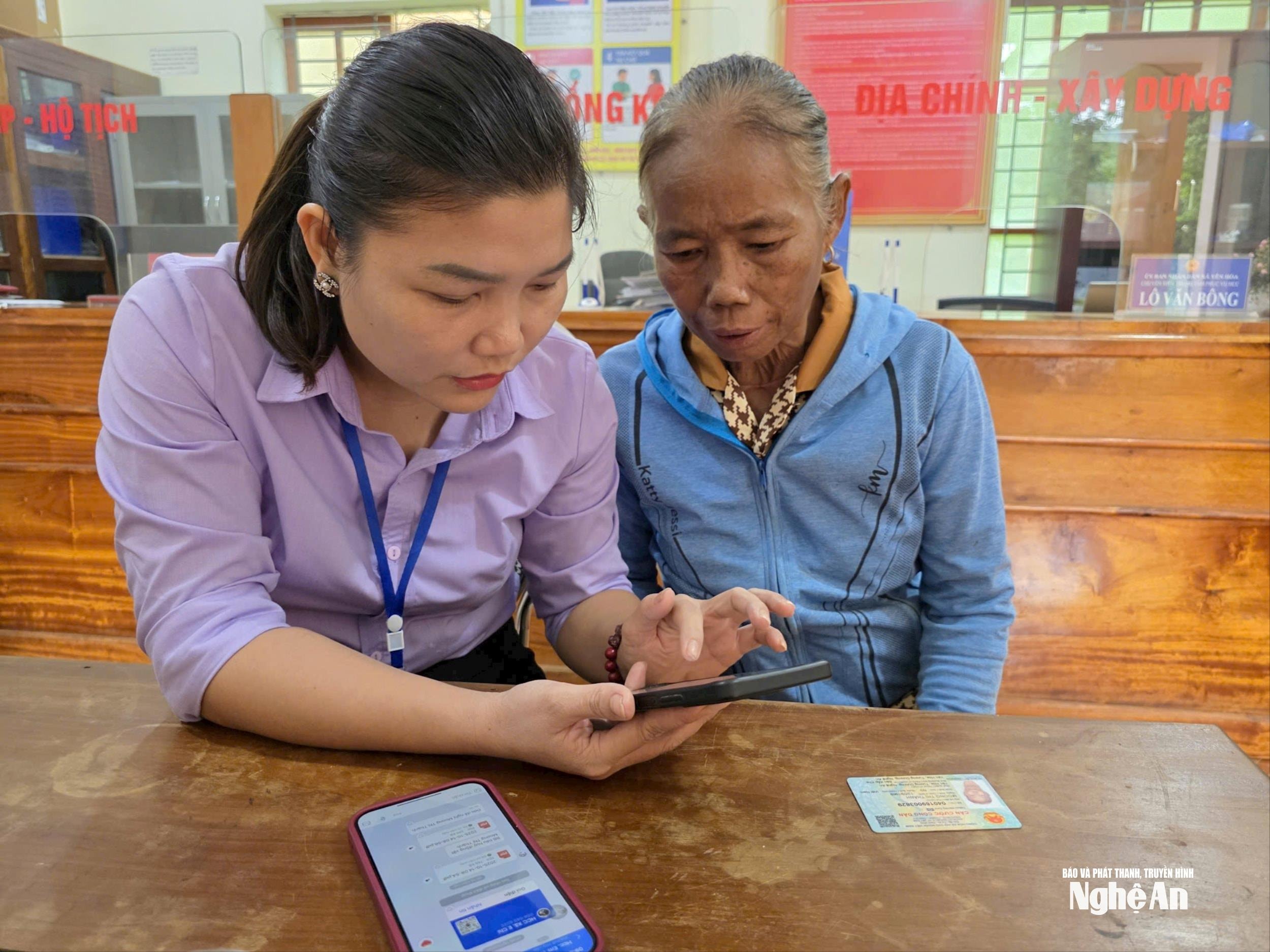 Bà Moong Thị Kha kha (bên phải) khai báo với cán bộ UBND xã về tình trạng đàn lợn 11 con bị dịch bệnh chết để xin hỗ trợ.