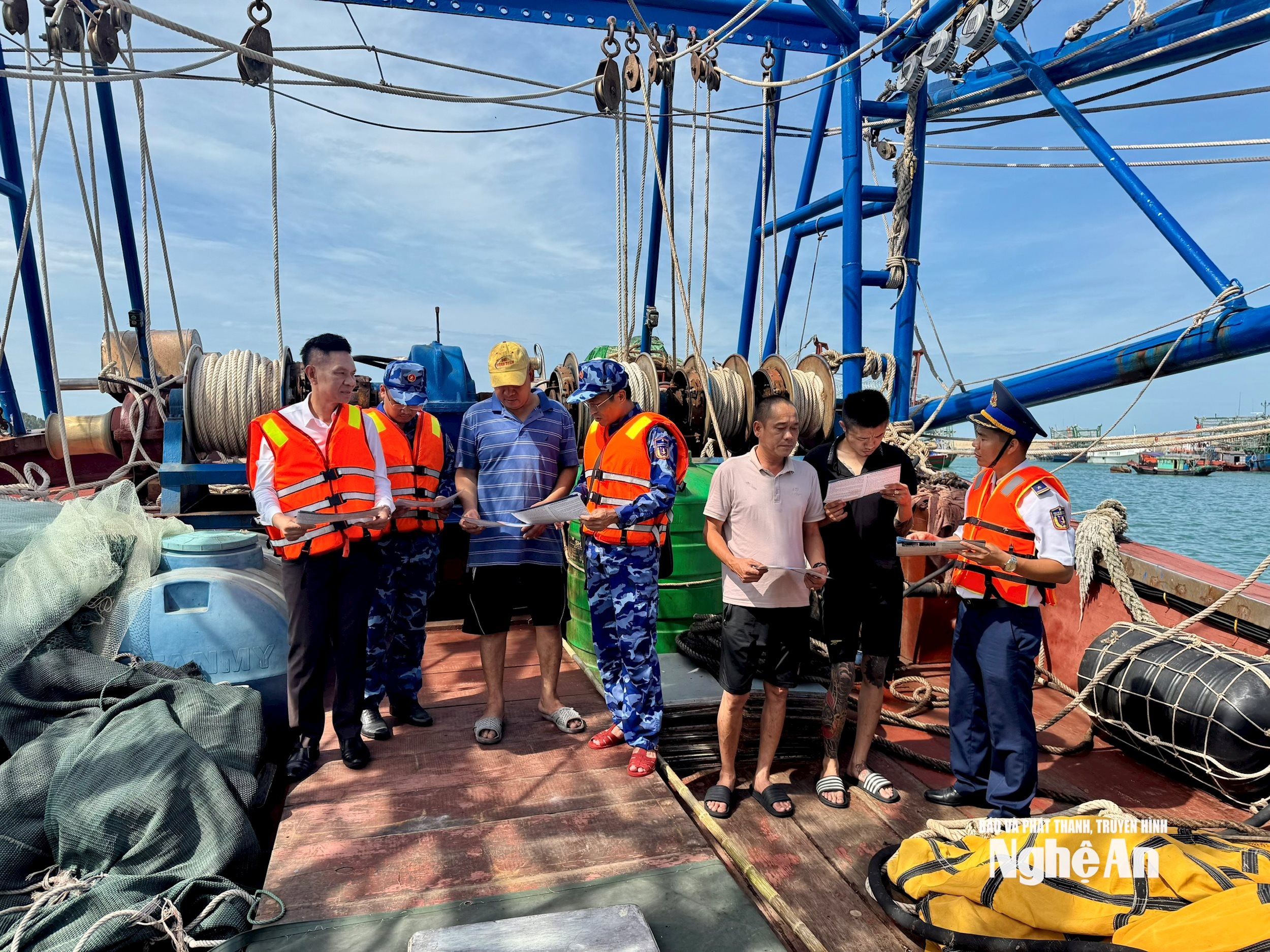 Tiếp cận tàu cá