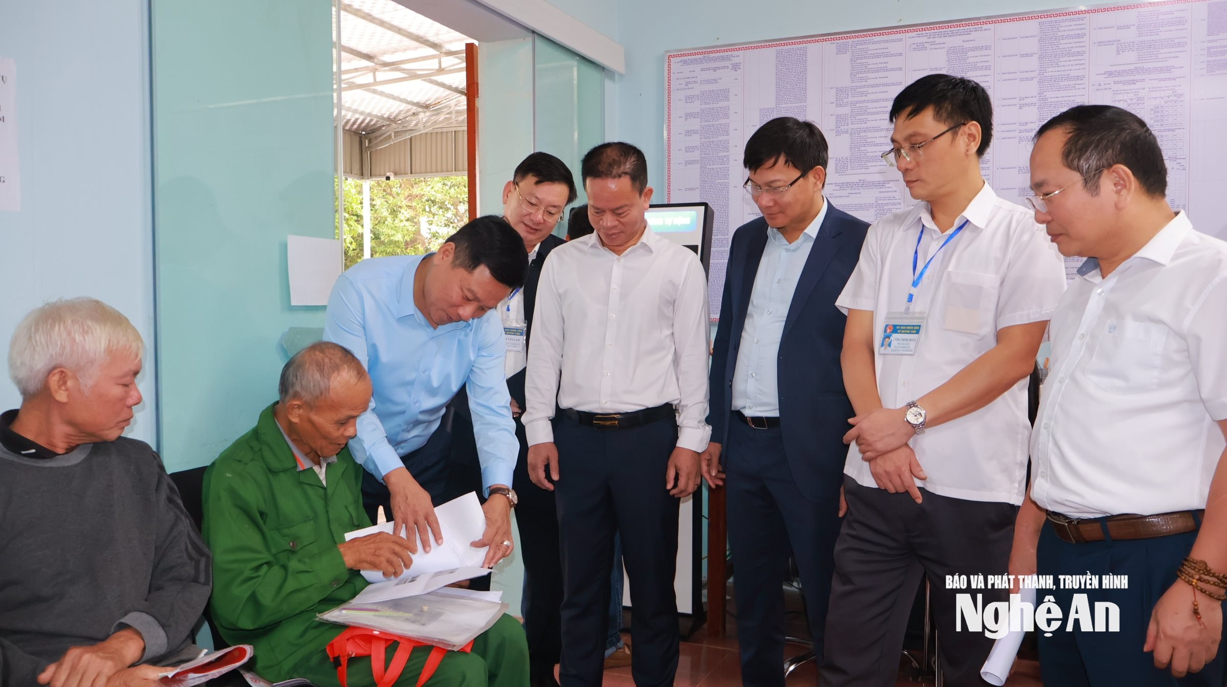 Phó Chủ tịch UBND tỉnh trao đổi với người dân tiến độ phục vụ giải quyết thủ tục hành chính của xã Quỳnh Tam. Ảnh Như Thủy