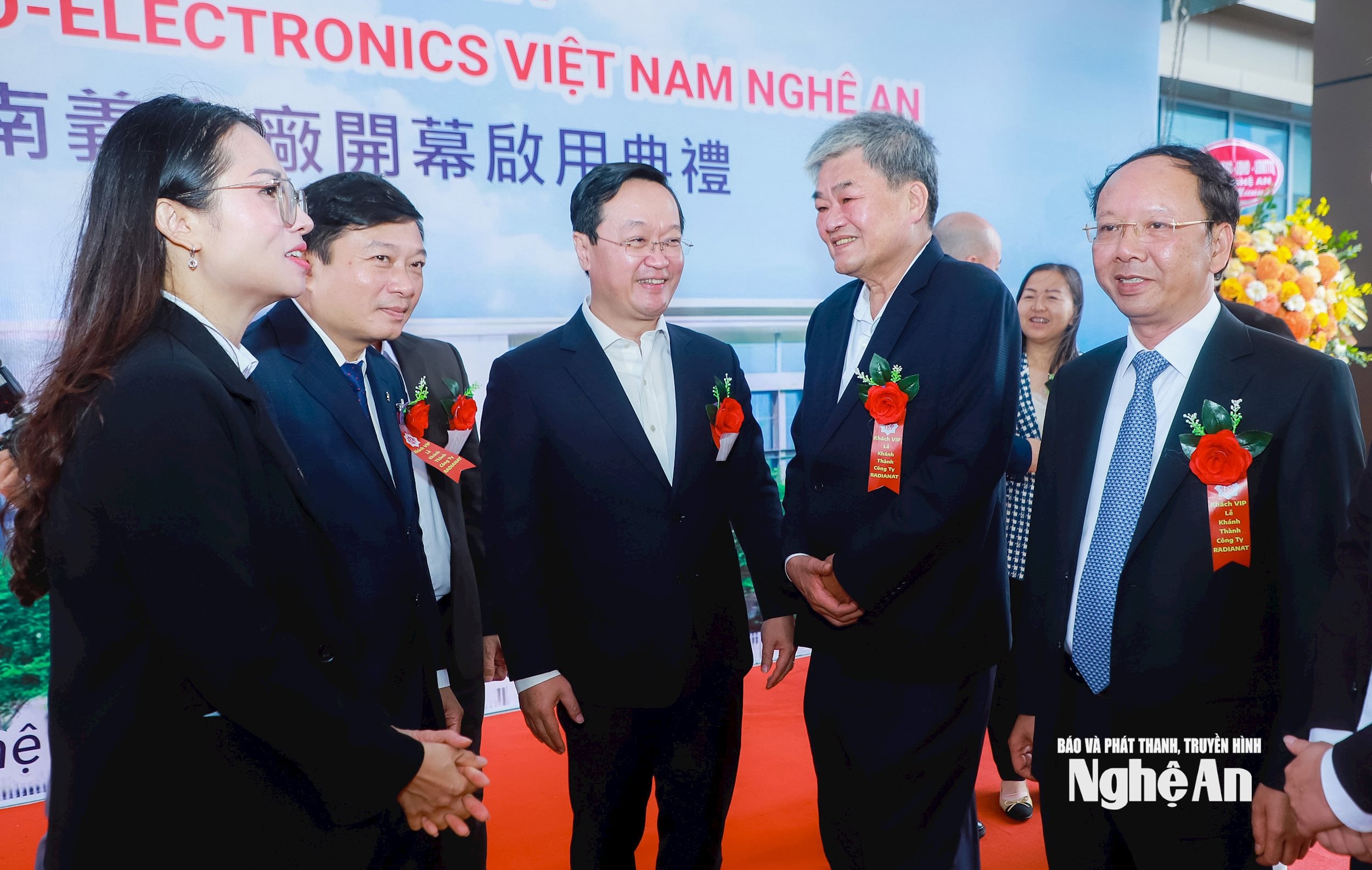 Các đồng chí lãnh đạo tỉnh trao đổi với các nhà đầu tư bên lề Lễ khánh thành nhà máy của Tập đoàn Radiant Opto - Electronics tại Nghệ An. Ảnh: Thành Duy